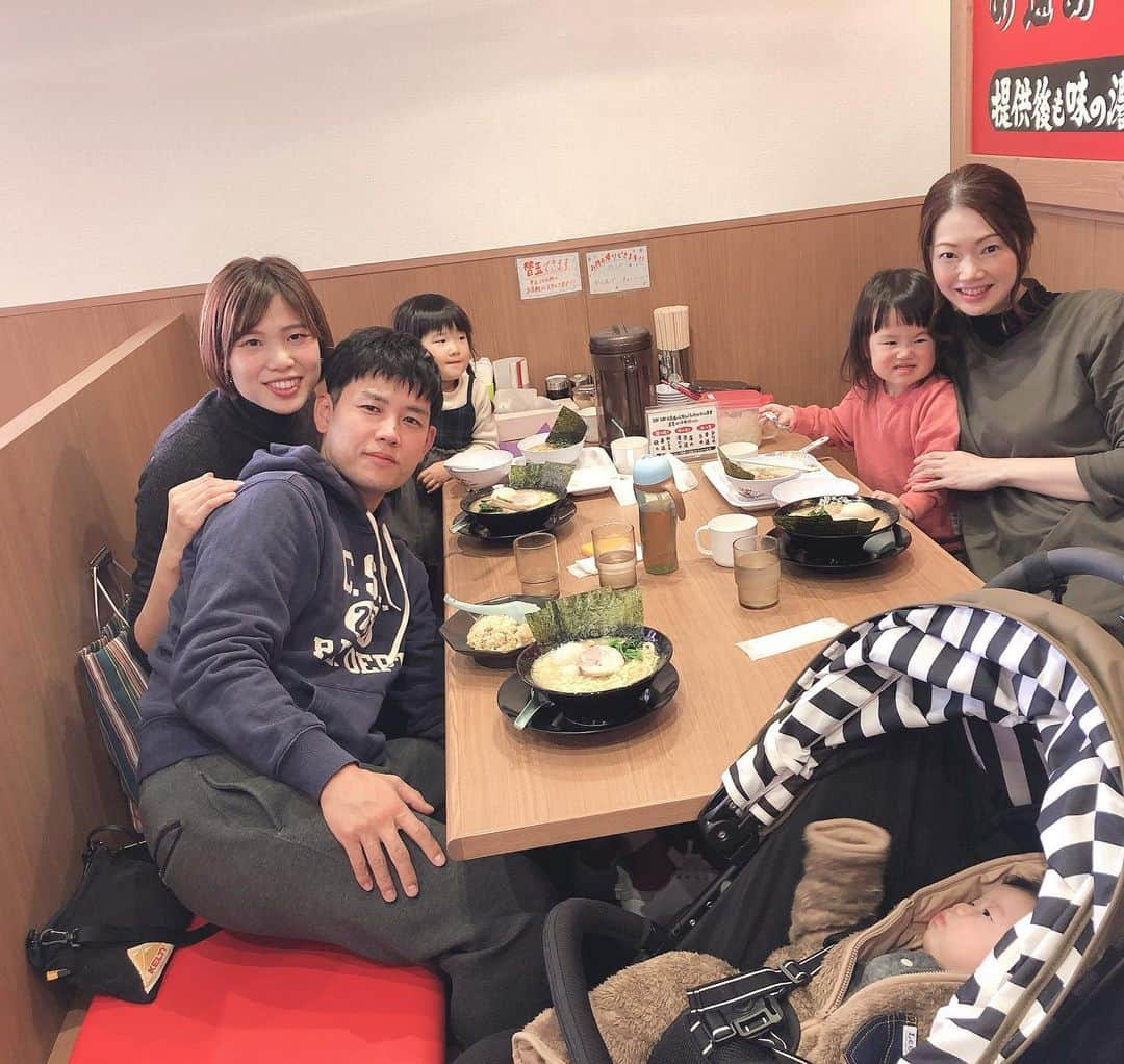 井上香織さんのインスタグラム写真 - (井上香織Instagram)「2019.11.16🍜🍦 ・ @junkotakahashi0430  潤ちゃん家族と町田商店からのシャトレーゼ🍦🍨 ・ 娘の顔。。何それ🤣 ・ #家系ラーメン #町田商店 #アイス #シャトレーゼ #アイス爆買い」11月16日 14時59分 - kaorin888