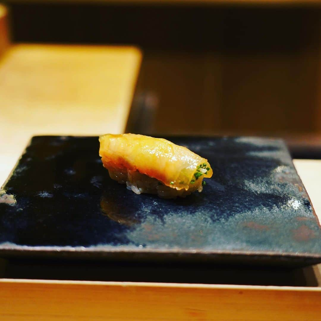 寺島紀世さんのインスタグラム写真 - (寺島紀世Instagram)「昨日はくろ﨑さんに行ってきました🍣  今週はこのためにお仕事頑張ったの⛄️ 最初から最後までお口の中幸せで最高の金曜日だったな…🥰 #くろ﨑 #渋谷 #お寿司 #寿司 🍣」11月16日 15時02分 - kiyo_926