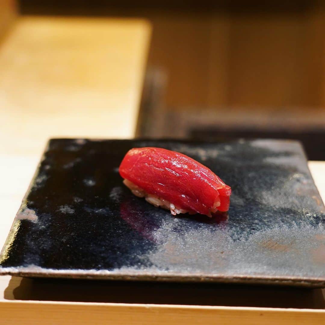 寺島紀世のインスタグラム：「昨日はくろ﨑さんに行ってきました🍣  今週はこのためにお仕事頑張ったの⛄️ 最初から最後までお口の中幸せで最高の金曜日だったな…🥰 #くろ﨑 #渋谷 #お寿司 #寿司 🍣」
