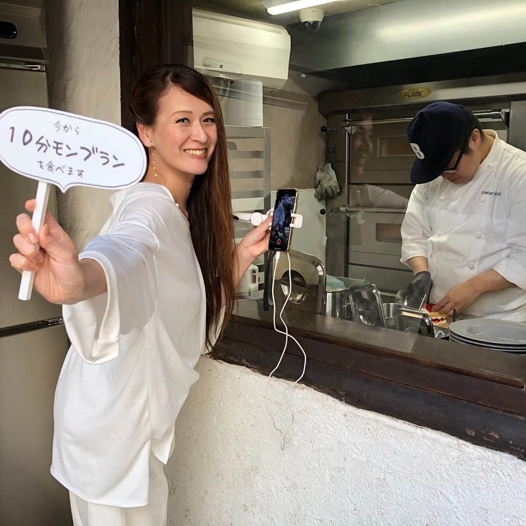 里井真由美さんのインスタグラム写真 - (里井真由美Instagram)「🇯🇵🌰 京都「KEIZO」10分モンブラン♪ ・ ・ 味も香りも「作ってから10分以内」がベスト。がポリシーだそう。 ・ ・ 栗クリームと生クリームとメレンゲ。ベストとはいえ、10分過ぎてメレンゲに栗クリームが染みたお味もそれはそれでおいしく頂けるので、慌てなくても大丈夫♡ ・ ・ 隣接する工房から出来立てが運ばれてくるのですが、自分の分を作ってくれている時に窓から工房の様子を見る事ができます。 ・ ・ 手持ちポップで「ドヤ顔」リクエストしたり、自撮りしたり楽しく待てますよ。 ・ ・ →菓子工房 「KYOTO KEIZO」の人気モンブランです @sweetscafe_kyoto_keizo ・ ・ #京都#京都モンブラン巡り #栗スイーツ#モンブラン#モンブラン巡り#和栗#和栗のモンブラン#栗#フランス栗#里井真由美#1級フードアナリスト里井真由美#さといいね#栗スイーツ#デパ地下#ホテルスイーツ#デパ地下スイーツ#ホテル#ありが糖運動#まゆログ」11月16日 15時02分 - mayumi.satoi