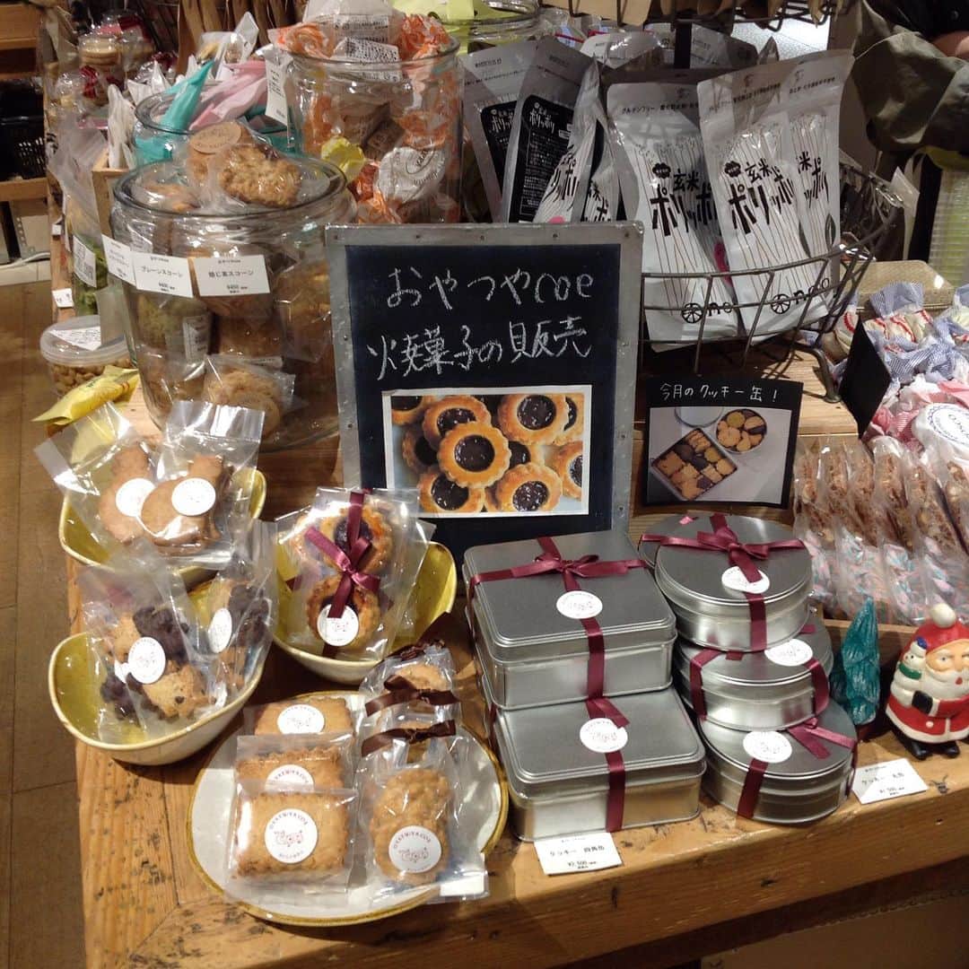 TODAY'S SPECIALさんのインスタグラム写真 - (TODAY'S SPECIALInstagram)「<MARKET-Shibuya> 本日渋谷店では、グランジャポン(@granjapon)さんにお越しいただき、はちみつ紅茶、オリーブパテの試飲試食会をしております。  カフェインレスで抗菌作用のあるカモミールティーはこの季節にオススメです。 店内に、はちみつの良い香りが漂っていますよ。  月に一度のお楽しみ、おやつやcoe(@coe.koe)さんは店内にございます！  ぜひお立ち寄りくださいませ。  #todaysspecial#トゥデイズスペシャル#shibuya#渋谷ヒカリエ#はちみつ紅茶#グランジャポン#おやつやcoe#クッキー#スコーン」11月16日 15時24分 - cibone_ts