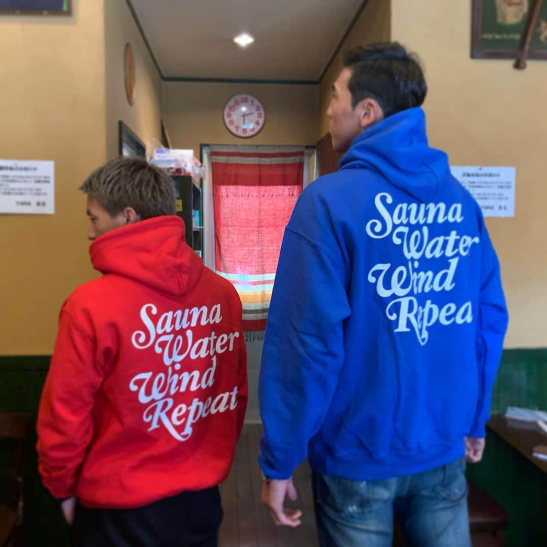 のインスタグラム：「サウナーの仲間入り！  TTNE Small Box Logo Message Hooded Sweatshirt "Repeat"  Jin-hyeon: Mizuburo Blue XL Atom: Sauna Red M  @ttneprosaunner  #TTNE #saunner #サウナー #ととのえ #ととのい #キムジンヒョン #田中亜土夢 #セレッソ最大の男 #セレッソ最小の男」