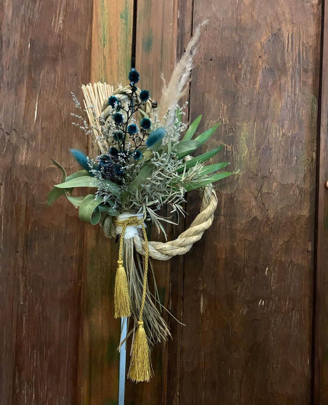 大河内奈々子さんのインスタグラム写真 - (大河内奈々子Instagram)「・ ・ お知らせです ・ ・ ✴︎new year wreath WS✴︎ お正月飾りのワークショップのお知らせです。  ドライフラワーを中心にした花材で、しめ縄のお飾りを作ります！  ご自身で作った　お飾りでお正月をお迎えしてみませんか。  12月8日　(日曜日) @テラスモール湘南　くらしテラス 参加費　3000円　 定員　各回15名　(満員になり次第締め切りとなります) 1、11:00〜12:00 2、13:00〜14:00 3、15:00〜16:00  お申し込みは　写真2枚目のQRコード　もしくはテラスモール湘南さんのHPのイベントからお願いいたします♡ ・ ※お写真はサンプルとなりますので、予告なく花材の変更がある事があります。 ・ #ワークショップ　#お正月飾り #newyearwreath #flowerstagram #flowerstylist  #ワークショップイベント #花のあるくらし #blooom」11月16日 15時19分 - nanakoohkouchi