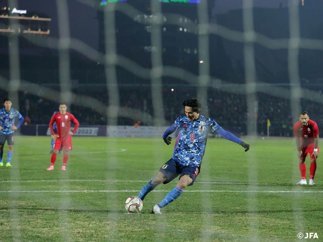 日本サッカー協会さんのインスタグラム写真 - (日本サッカー協会Instagram)「📸Match photos｜#南野拓実 選手のワールドカップ二次予選4試合連続ゴールとなったPKでの得点シーン⚽️✨ ・ #daihyo #新しい景色を2022 ―――――――――――――――――― 2022FIFAワールドカップカタールアジア2次予選 #SAMURAIBLUE 2-0 キルギス代表 ⚽️41分　#南野拓実 ⚽️54分　#原口元気 ・ 📅11/14(木)日本時間20:15KO 📍Dolen Omurzakov Stadium（キルギス） ・ 👉大会情報はJFA.jpへ ――――――――――――――――――」11月16日 15時17分 - japanfootballassociation