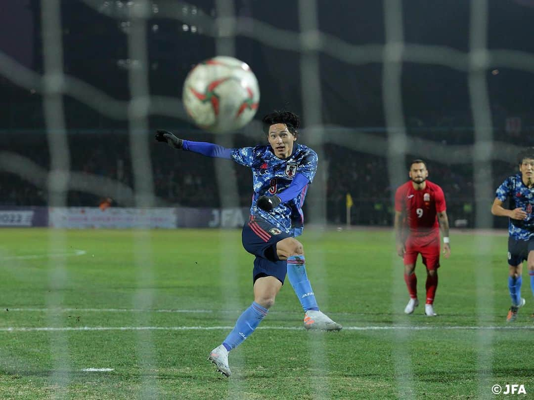 日本サッカー協会さんのインスタグラム写真 - (日本サッカー協会Instagram)「📸Match photos｜#南野拓実 選手のワールドカップ二次予選4試合連続ゴールとなったPKでの得点シーン⚽️✨ ・ #daihyo #新しい景色を2022 ―――――――――――――――――― 2022FIFAワールドカップカタールアジア2次予選 #SAMURAIBLUE 2-0 キルギス代表 ⚽️41分　#南野拓実 ⚽️54分　#原口元気 ・ 📅11/14(木)日本時間20:15KO 📍Dolen Omurzakov Stadium（キルギス） ・ 👉大会情報はJFA.jpへ ――――――――――――――――――」11月16日 15時17分 - japanfootballassociation