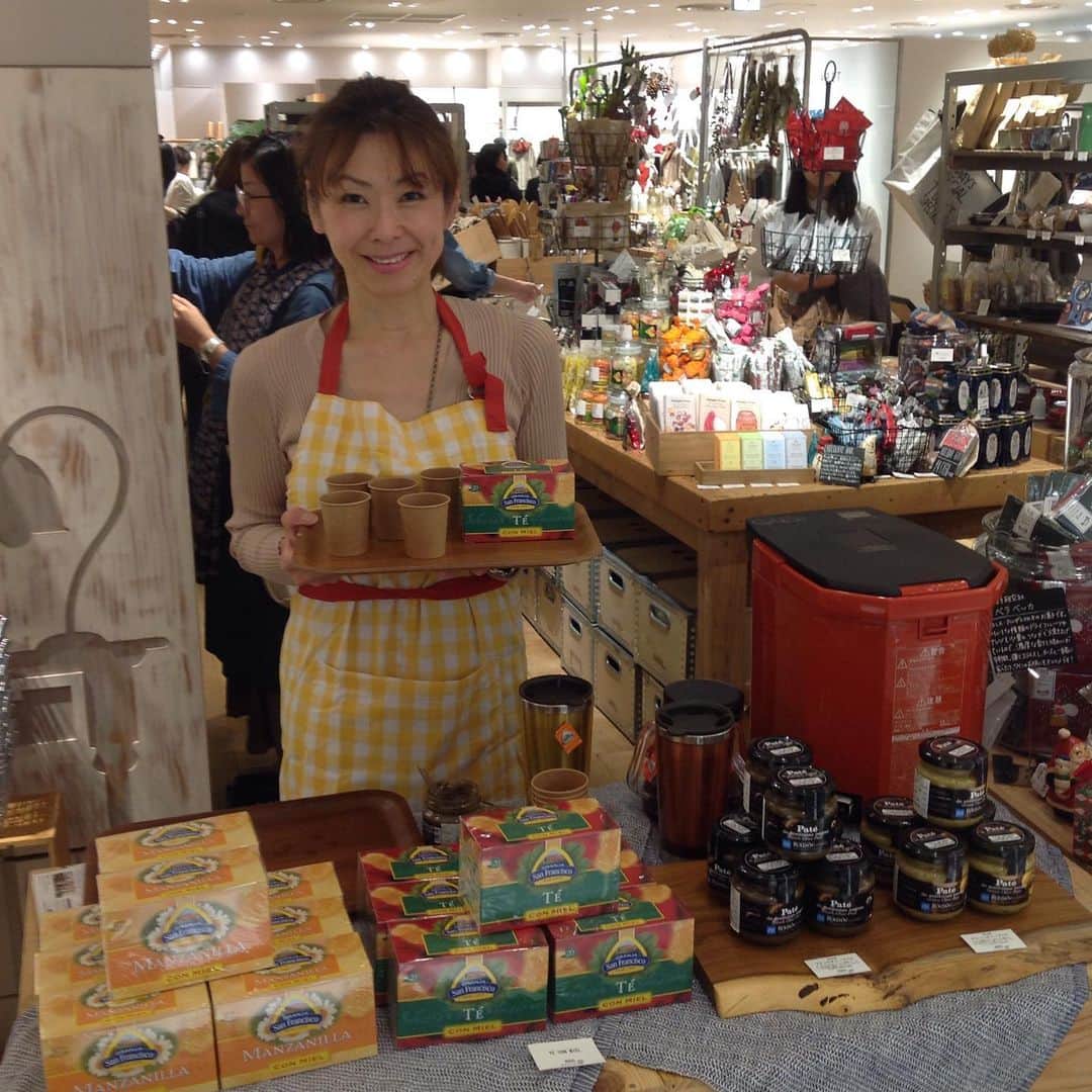 のインスタグラム：「<MARKET-Shibuya> 本日渋谷店では、グランジャポン(@granjapon)さんにお越しいただき、はちみつ紅茶、オリーブパテの試飲試食会をしております。  カフェインレスで抗菌作用のあるカモミールティーはこの季節にオススメです。 店内に、はちみつの良い香りが漂っていますよ。  月に一度のお楽しみ、おやつやcoe(@coe.koe)さんは店内にございます！  ぜひお立ち寄りくださいませ。  #todaysspecial#トゥデイズスペシャル#shibuya#渋谷ヒカリエ#はちみつ紅茶#グランジャポン#おやつやcoe#クッキー#スコーン」