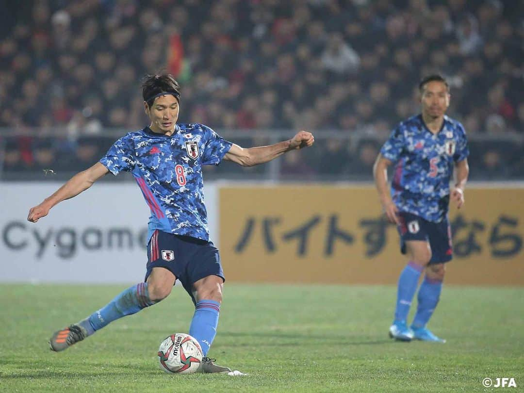 日本サッカー協会さんのインスタグラム写真 - (日本サッカー協会Instagram)「📸Match photos｜追加点は#原口元気 選手のFK！昨年の対戦でも得点した原口選手が狙い澄まして右足を振り抜くと、ボールはゴール手前でワンバウンドして左隅に吸い込まれました👀✨ ・ #daihyo #新しい景色を2022 ―――――――――――――――――― 2022FIFAワールドカップカタールアジア2次予選 #SAMURAIBLUE 2-0 キルギス代表 ⚽️41分　#南野拓実 ⚽️54分　#原口元気 ・ 📅11/14(木)日本時間20:15KO 📍Dolen Omurzakov Stadium（キルギス） ・ 👉大会情報はJFA.jpへ ――――――――――――――――――」11月16日 15時29分 - japanfootballassociation