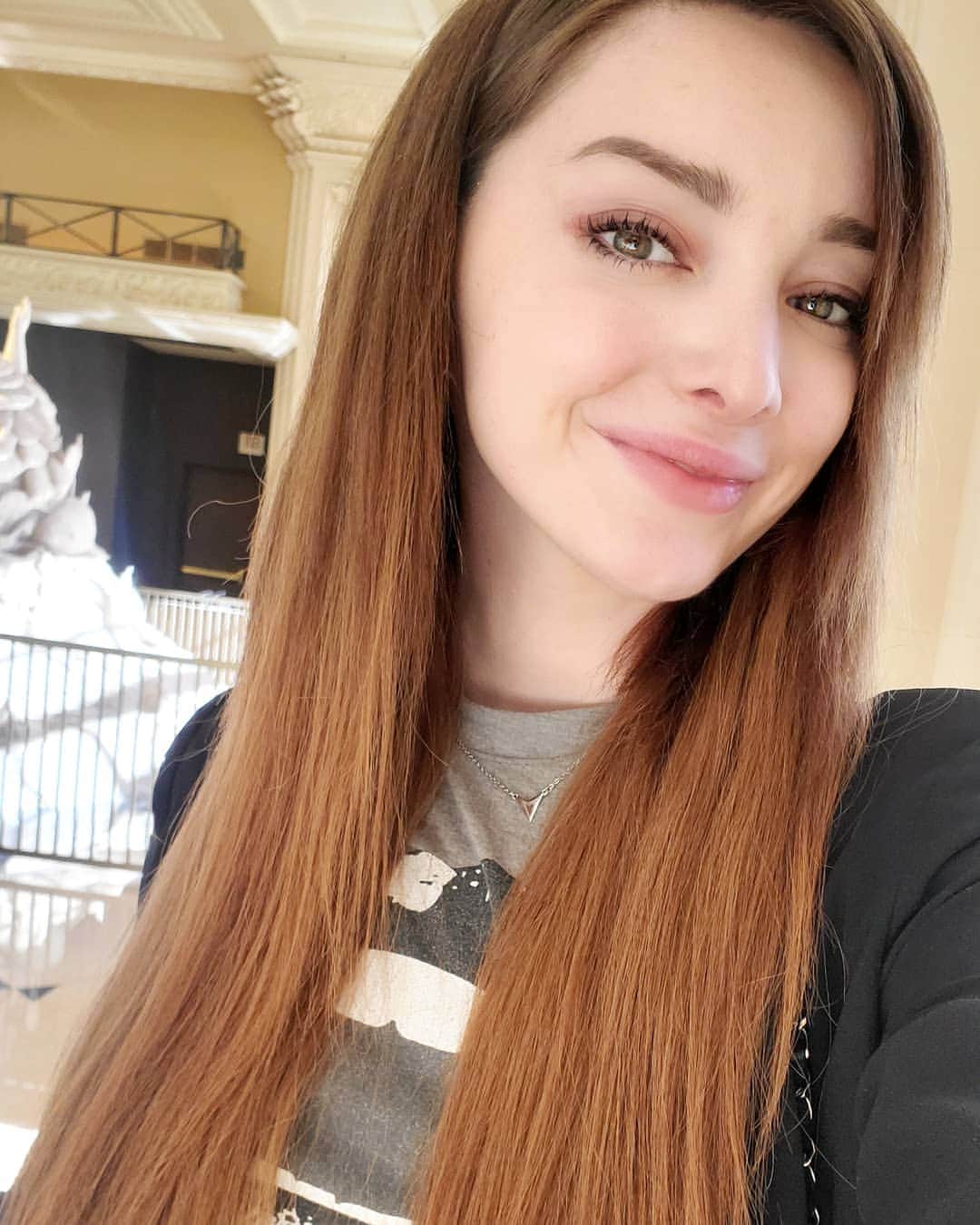 エマ・デュモンのインスタグラム：「Thank you everyone for the sweet birthday wishes! You made this day so special! 💗💗💗💗💗💗」