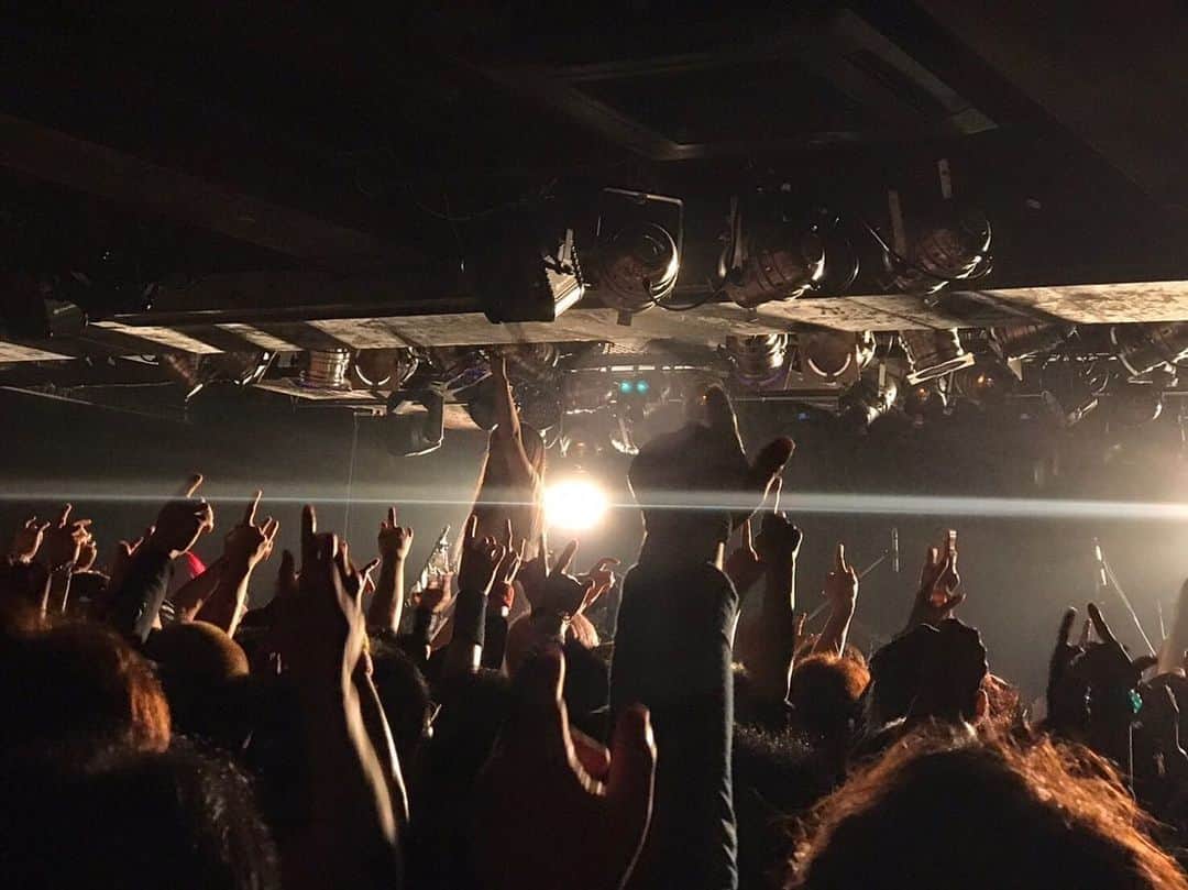R!Nさんのインスタグラム写真 - (R!NInstagram)「追加公演 大阪Music club JANUS！ ついに残り3公演の一発目が終わりました。  熱量たっぷりのフロアと、今まで見てきた景色とはまた違った気持ちで立ったステージでした。  前回サポートとして来た大阪ライブも、今回は正規メンバーとして初めてで…凄く凄く暖かくて、ずっとここにいたいなという気持ちで歌っていました。  みんなの笑顔と拳、暖かい声援、本当に最高でした！  次は名古屋へ。 楽しみです！  #Aldious #aldiousrin #大阪 #心斎橋janus」11月16日 15時38分 - rin_gemie