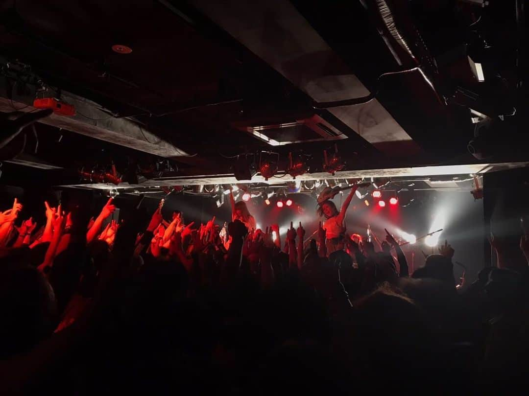 R!Nさんのインスタグラム写真 - (R!NInstagram)「追加公演 大阪Music club JANUS！ ついに残り3公演の一発目が終わりました。  熱量たっぷりのフロアと、今まで見てきた景色とはまた違った気持ちで立ったステージでした。  前回サポートとして来た大阪ライブも、今回は正規メンバーとして初めてで…凄く凄く暖かくて、ずっとここにいたいなという気持ちで歌っていました。  みんなの笑顔と拳、暖かい声援、本当に最高でした！  次は名古屋へ。 楽しみです！  #Aldious #aldiousrin #大阪 #心斎橋janus」11月16日 15時38分 - rin_gemie