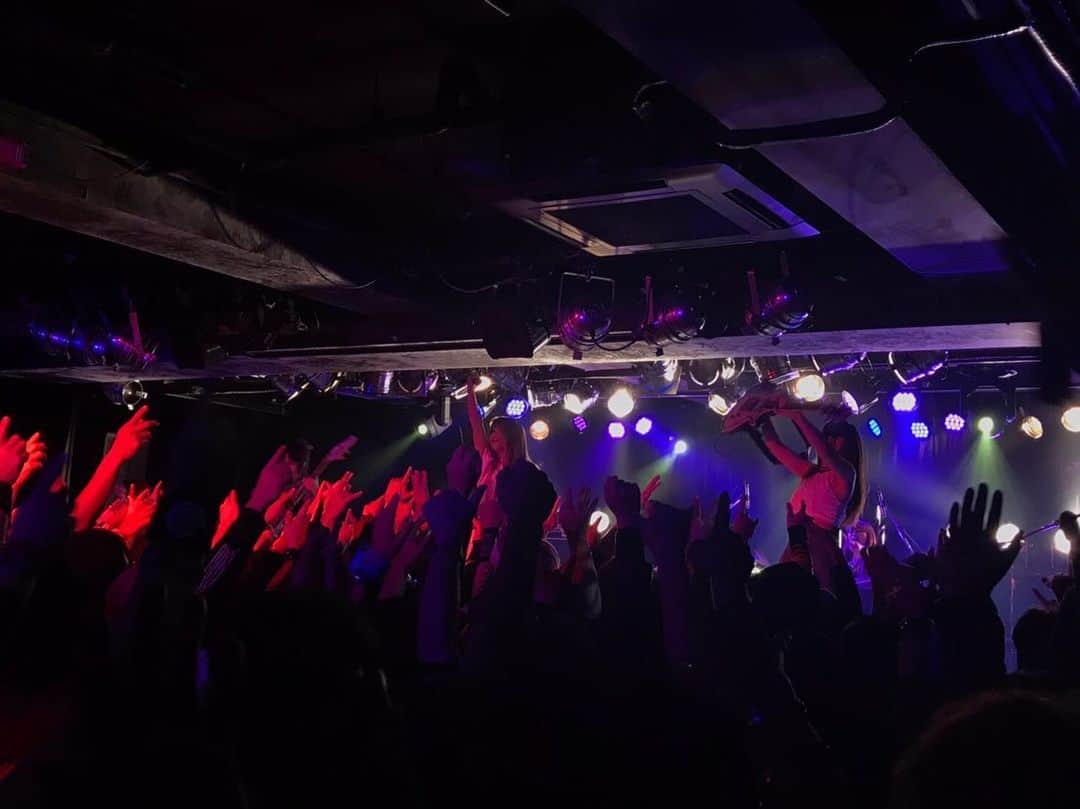 R!Nさんのインスタグラム写真 - (R!NInstagram)「追加公演 大阪Music club JANUS！ ついに残り3公演の一発目が終わりました。  熱量たっぷりのフロアと、今まで見てきた景色とはまた違った気持ちで立ったステージでした。  前回サポートとして来た大阪ライブも、今回は正規メンバーとして初めてで…凄く凄く暖かくて、ずっとここにいたいなという気持ちで歌っていました。  みんなの笑顔と拳、暖かい声援、本当に最高でした！  次は名古屋へ。 楽しみです！  #Aldious #aldiousrin #大阪 #心斎橋janus」11月16日 15時38分 - rin_gemie