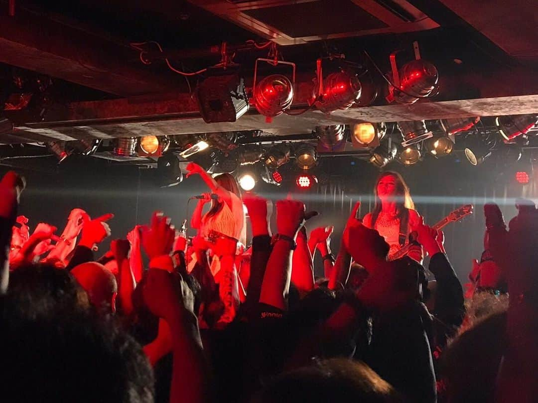 R!Nさんのインスタグラム写真 - (R!NInstagram)「追加公演 大阪Music club JANUS！ ついに残り3公演の一発目が終わりました。  熱量たっぷりのフロアと、今まで見てきた景色とはまた違った気持ちで立ったステージでした。  前回サポートとして来た大阪ライブも、今回は正規メンバーとして初めてで…凄く凄く暖かくて、ずっとここにいたいなという気持ちで歌っていました。  みんなの笑顔と拳、暖かい声援、本当に最高でした！  次は名古屋へ。 楽しみです！  #Aldious #aldiousrin #大阪 #心斎橋janus」11月16日 15時38分 - rin_gemie