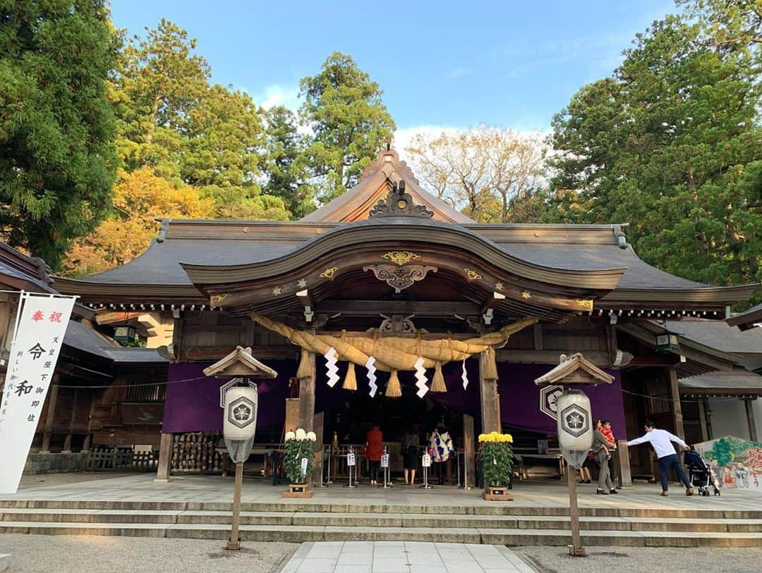 藤堂静華さんのインスタグラム写真 - (藤堂静華Instagram)「▶︎ 🖤🐰🖤🐰 . 白山比咩神社にてパワーいただきました⭐️ 金銭運とかの神様だと思ってたら恋の神様だったみたい😂笑 . そりゃ女の人ばっかなわけだ😂笑 でもパワーすごいみたいだからありがたく頂戴いたしました！ . #白山比咩神社#金沢旅行#バス移動 #恋の神様#縁結び#パワースポット」11月16日 15時53分 - shizuka___official