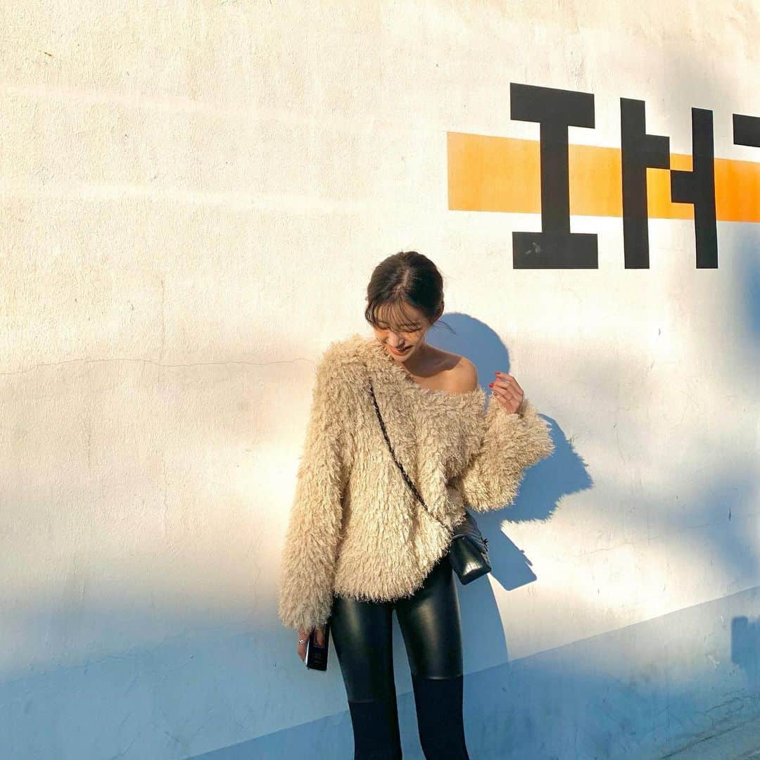 Son Ju Heeさんのインスタグラム写真 - (Son Ju HeeInstagram)「뭐가 그렇게 좋으니? 같이 좀 웃자😄 . . . #rishop #리샵 #부클니트」11月16日 15時50分 - juhee__ss