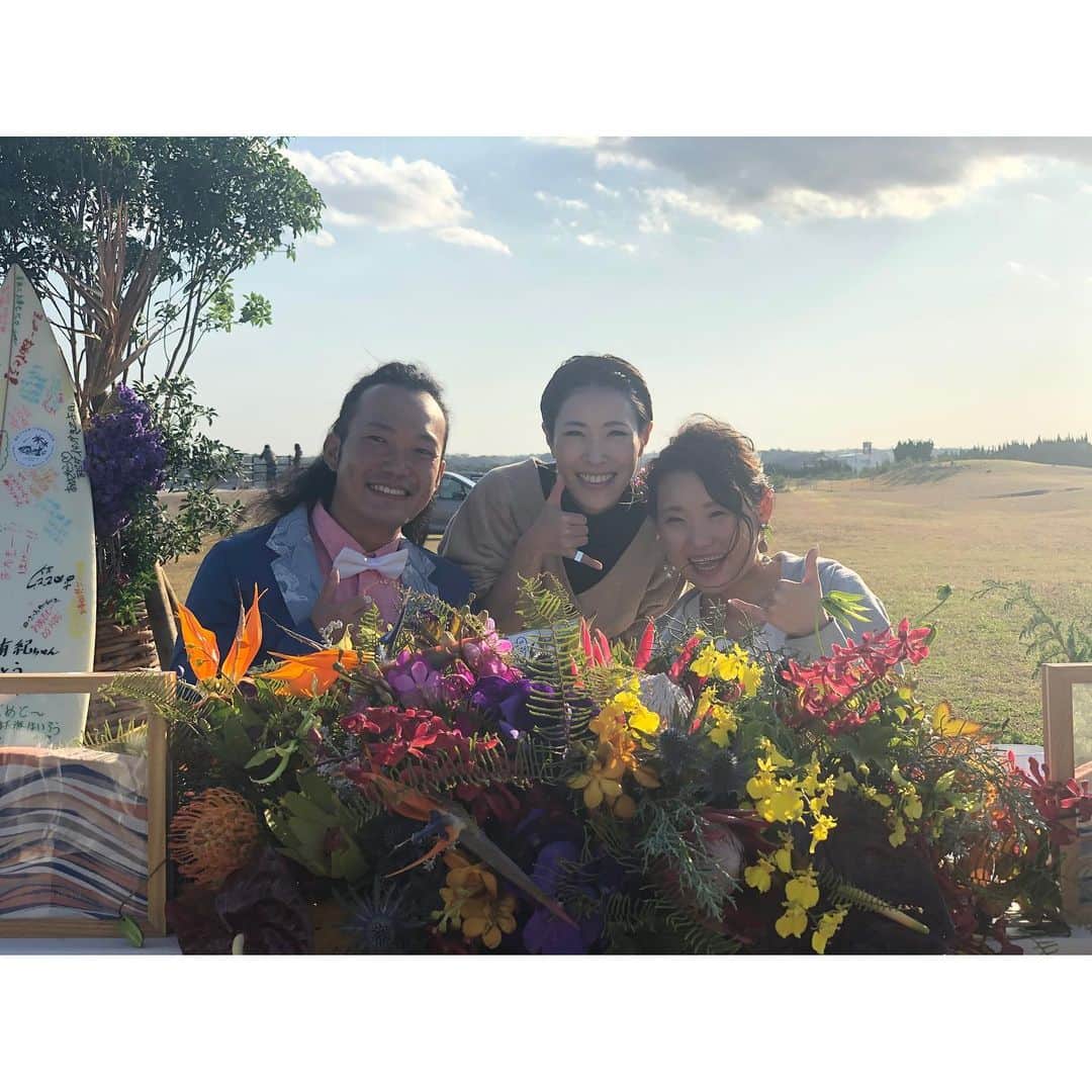 etsucoのインスタグラム：「* * * @mikito.ozawa みきとくん🤵🏻🌊🏄🏾‍♂️ @yk.0824 ゆきちゃん👰🏻🌊🏄🏾‍♀️ * ご結婚おめでとうございます💗💗 * 2人の大切な時間に私の音楽が関わらせていただけたこと、本当に光栄に思います。 * @folkfolk_wedding  @michiya_higashiyama  お天気もよく、ロケーションも最高で、本当に素敵なビーチウェディングでした✨ * サーフィンとゆう共通の趣味があって、 2人の思い出の海があって、 そこで出逢った沢山の仲間たちに囲まれて、 本当に本当に笑顔の絶えない素敵な時間でした🥺❣️❣️❣️ * くぅぅ。こうゆうのいいですねぇ🥰🥰 * 会場中に溢れる素敵な笑顔の数々。 私の方が沢山の幸せをいただきました。 * 改めて、 みきとくん、ゆきちゃん、 本当に本当におめでとう🎉🎉🎉 * これからも末永くお幸せに❣️❣️ * またご夫婦としとも、ライブ遊びに来てくださいねっ✨✨✨✨✨✨ * ああああ楽しかったあああ🥰🥰 * 今日はこのあともう1本のライブへ！ * * #etsuco #beach #sea #surf #surfer #happy #wedding #live #love」