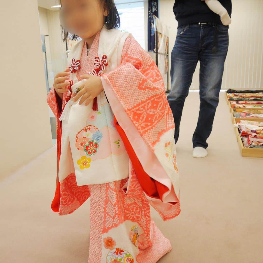 岡田薫のインスタグラム：「お天気が悪かったり、 幼稚園の考査に重なったりで、 何度もリスケした京都にやっと！来れました。  目的は、呉服屋さん。 娘の七五三の着物に ようやくようやくご対面ー♡  あぁ、可愛い。 私が着たいわ。  #京都#七五三#七五三3歳#着物#子供着物#子育て#二人育児#女の子ママ#娘と一緒#3歳#0歳7ヶ月#姉妹#姉妹ママ#ママリ#ママライフ#ワーママ#赤ちゃんのいる生活#こどもとおでかけ#ママと娘#キッズコーデ#ママコーデ#京都#iloveshoes #momlife#welcomebaby#babygirl#happymom#lovemyfamily#kimono#kyoto#岡田薫」