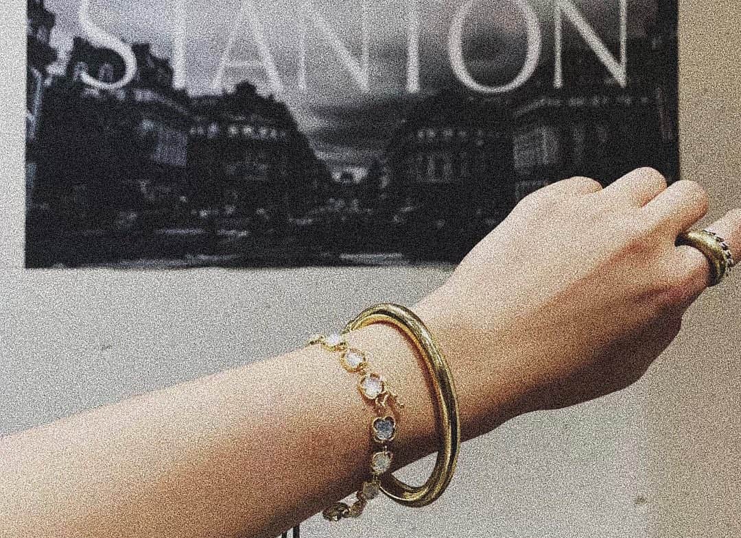 JUNNAのインスタグラム：「昨夜は @enasoluna_official . @the_newhouse STANTON S HOUSE のPARTYへ... STANTONのムーンストーンがあしらわれたテニスブレスレット✨美。  うっとり☺️ 会場にはEnasoluna・THE NEWHOUSEの コレクションも並んで華やかなで楽しいひと時でした✨  THE NEWHOUSEのニットもとってもステキだった🥺 ・ ・ #STANTON #Enasoluna#THENEWHOUSE#ジュエリー #テニスブレスレット #スタントン#bracelet #only」