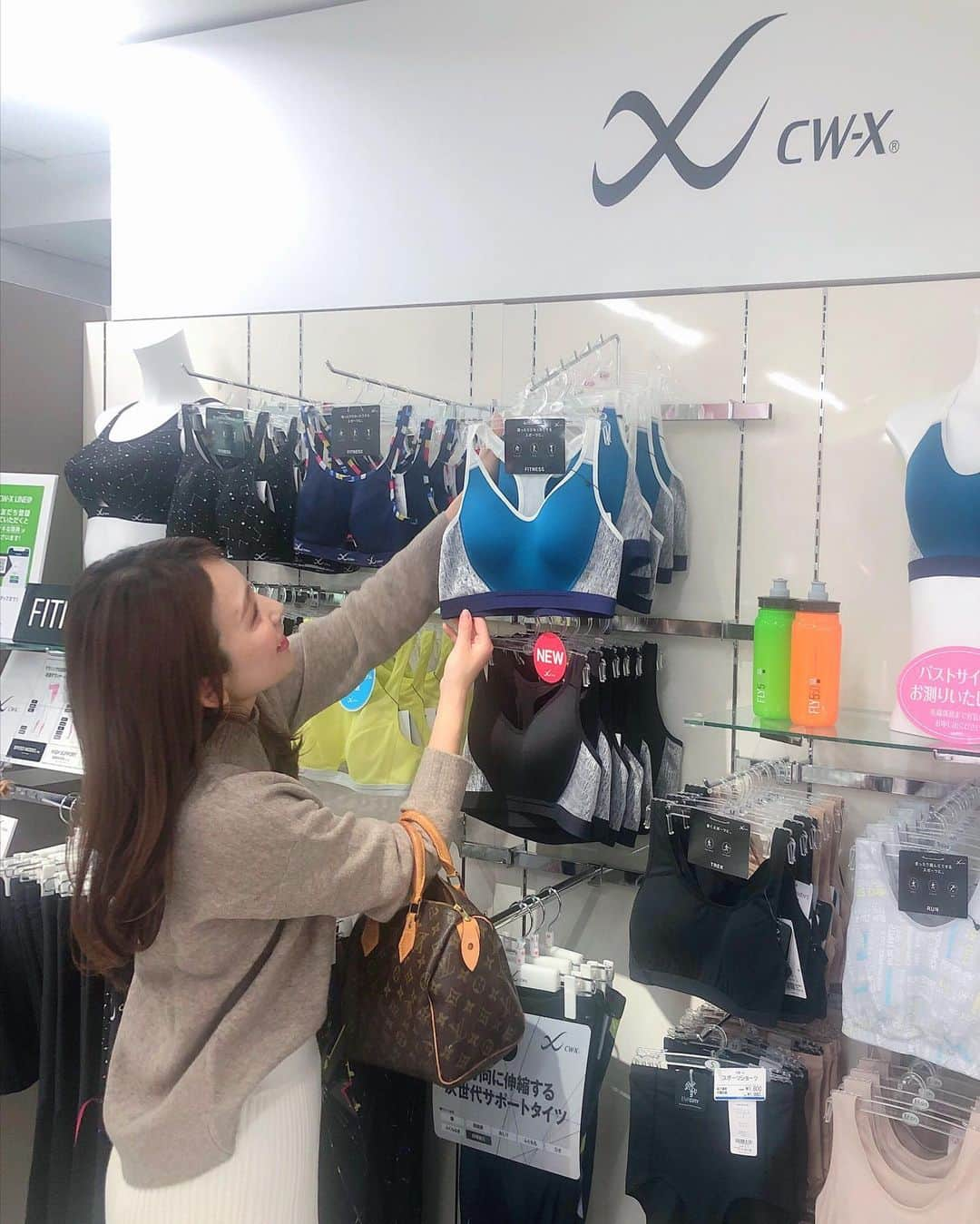 shizuka.watanabeさんのインスタグラム写真 - (shizuka.watanabeInstagram)「♡♡♡ ・ ・ 先日、池袋西武店の　@cw-x.jp <http://cw-x.jp/> でスポーツブラ計測相談会へ行ってきました🙌 ・ トレーニングウエアってどれも一緒でしょ？ なんて思っていましたがバストサイズ、着用方法を正しく知ることで、全然違うーー‼️ ・ トレーニングのパフォーマンスを確実に上げてくれる気がする♬ ・ スタイル維持の為に始めたトレーニングで、バストのバランスが崩れてしまうのは勿体無いからしっかりとウエア選びもしていきたいですね💗 ・ ・ 11/20（水）～11/27（水）に実施されるスポーツブラ計測相談会＠池袋西武店８FCW-Xで この投稿を見たと言ってもらえれば特典があるみたいです☆ ・ ヨガ向き、ランニング向きなど種類もあるそうで スポーツをされる方は是非、行ってみてください🙌💗 ・ ・ ・ ・ #cwx #スポーツブラ　#ワコール　#PR #sports #スポーツ　#スポーツウエア　#sportswear #sportsday #sportstyle #Wacoal #ジム　#gym #gymgirl #gymwear #gymlife #ジムウェア #ジム女子　#ランニング　#筋トレ　#running #ヨガ　#ヨガウエア　#ランニング女子 #ランニングウェア」11月16日 16時00分 - shizuka.watanabe