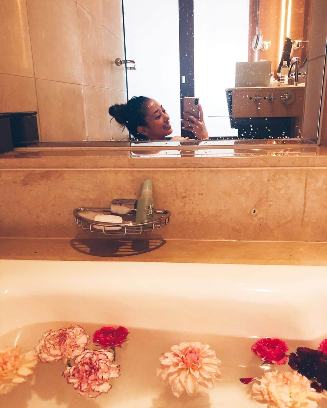 佐野友妃子さんのインスタグラム写真 - (佐野友妃子Instagram)「あんりがBath set🛁沢山くれたの♡  Birthday weekで暴飲暴食気味だから 　@haab_official で定期的なメンテナンス🧖🏽‍♀️ 人参とリポで痩せやすい身体作りっ😉👌」11月16日 16時11分 - yukikosano1111