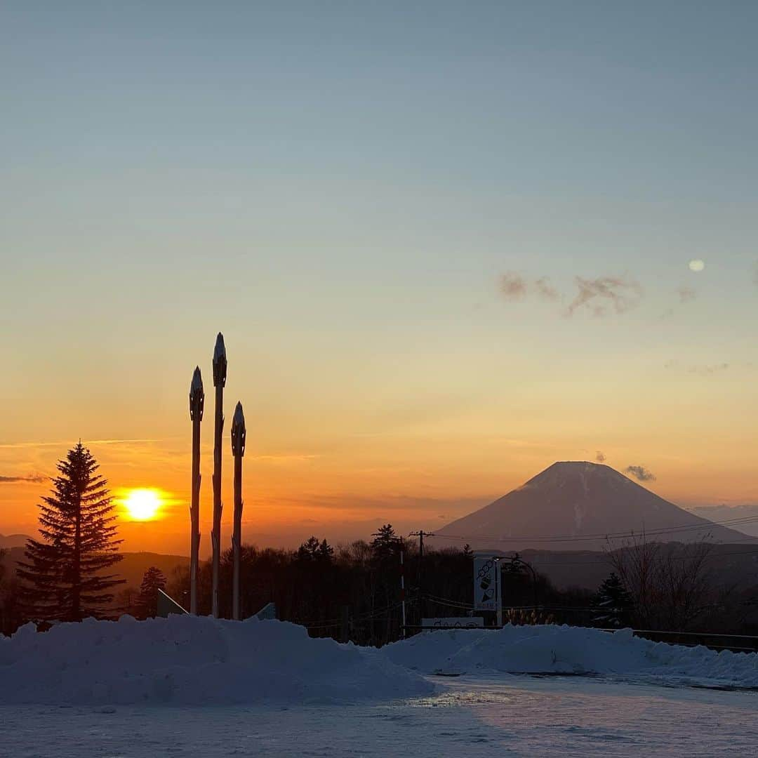 柴田平美さんのインスタグラム写真 - (柴田平美Instagram)「最近の写真。  神々しい。 羊蹄山とアスパラと夕日。  そして 積もる雪。 冬、きましたね。  #写真 #羊蹄山 #夕日 #アスパラ #切り干し大根 #雪 #中山峠」11月16日 16時11分 - narumi.shibata99