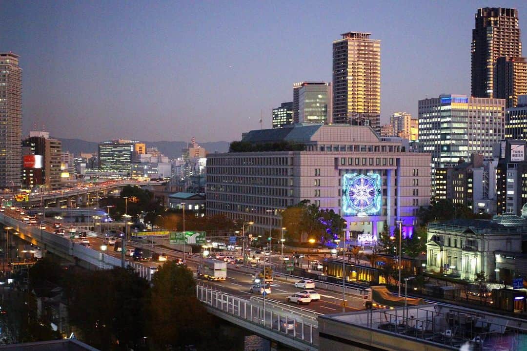 河野圭のインスタグラム：「夕暮れ大阪。この中に何千人もの人が生きてるとかいつも思っちゃう…。」
