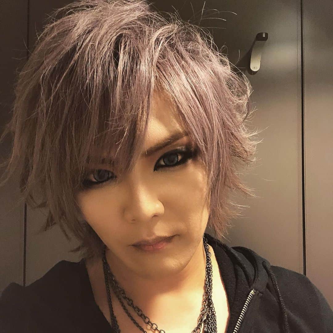 戒さんのインスタグラム写真 - (戒Instagram)「早くライブがやりたいわ☺️ 皆遊びに来るだろ？🥴 【チケット情報】  the GazettE『18TH ANNIVERSARY DAY/6576』 本日よりFC.HERESY 2次先行受付がスタート！  特典が盛り沢山なOFFICIAL BUS TOURの受付も開始しておりますので、ぜひご一緒にお申し込みください！ 2020年3月10日、the GazettEの18周年を共に迎えましょう！ ■18TH ANNIVERSARY DAY/6576 2020年3月10日(火) 武蔵野の森総合スポーツプラザ　メインアリーナ OPEN17:30 / START18:30 [チケット] 指定席 前売¥8,000(税別) ※3歳以上有料、各種サービス手数料別 《FC.HERESY 2次先行受付》 お申し込み受付期間：11月16日(土)15:00～12月2日(月)23:59 詳細はコチラ▼ http://fc-heresy.com/ja/free/ticket/details.php?id=503&kd=TICKET  公演特設ページ▼ http://the-gazette.com/day6576/」11月16日 16時20分 - gazette_kai_