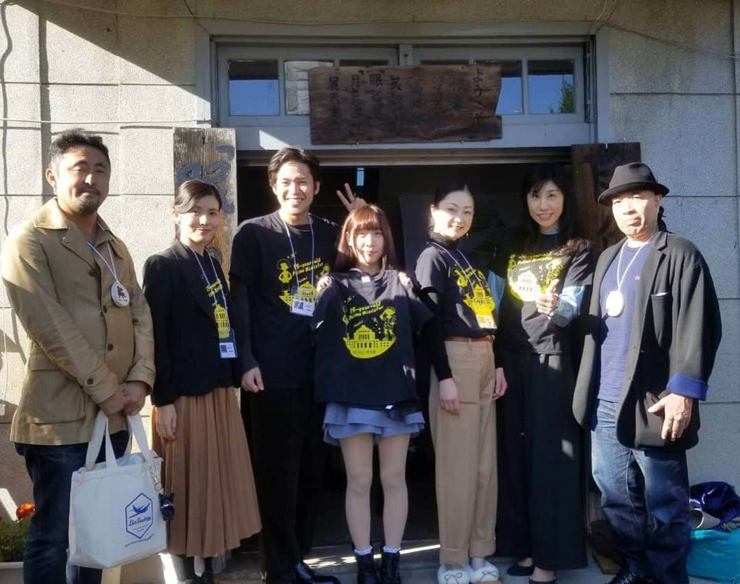 遠山景織子さんのインスタグラム写真 - (遠山景織子Instagram)「2019年11月10(日)伊参スタジオ映画祭☆に行ってきました。 ＊ 伊参スタジオ映画祭シナリオ大賞2018【初公開】[短篇の部]大賞受賞『15歳の総理大臣』 #伊参スタジオ映画祭  #山の中の小さくて大きな映画祭 #群馬県中之条町 #群馬ちゃん  #シナリオ大賞受賞作  #短編の部#胡麻尻亜紀さん  #15歳の総理大臣 #特注達磨 #2キロサイズ  #初公開 #満席御礼 #大きな拍手  #ありがとうございました#素晴らしい映画祭 #群馬名物 #タレカツ丼 #めちゃくちゃ柔らかくて  #めっちゃくちゃ美味しかった  #地元お母さんたちの手作りカレー #毎年ふるまわれます#美味しいカレー #ご馳走様でした #まいバック #花花さんバック#愛用バッグ  #キャンバスバッグ  #遠山景織子」11月16日 16時20分 - kyooko.9.tooyama