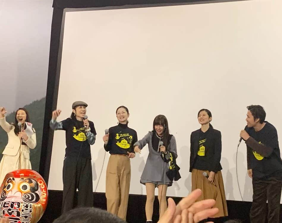 遠山景織子さんのインスタグラム写真 - (遠山景織子Instagram)「2019年11月10(日)伊参スタジオ映画祭☆に行ってきました。 ＊ 伊参スタジオ映画祭シナリオ大賞2018【初公開】[短篇の部]大賞受賞『15歳の総理大臣』 #伊参スタジオ映画祭  #山の中の小さくて大きな映画祭 #群馬県中之条町 #群馬ちゃん  #シナリオ大賞受賞作  #短編の部#胡麻尻亜紀さん  #15歳の総理大臣 #特注達磨 #2キロサイズ  #初公開 #満席御礼 #大きな拍手  #ありがとうございました#素晴らしい映画祭 #群馬名物 #タレカツ丼 #めちゃくちゃ柔らかくて  #めっちゃくちゃ美味しかった  #地元お母さんたちの手作りカレー #毎年ふるまわれます#美味しいカレー #ご馳走様でした #まいバック #花花さんバック#愛用バッグ  #キャンバスバッグ  #遠山景織子」11月16日 16時20分 - kyooko.9.tooyama