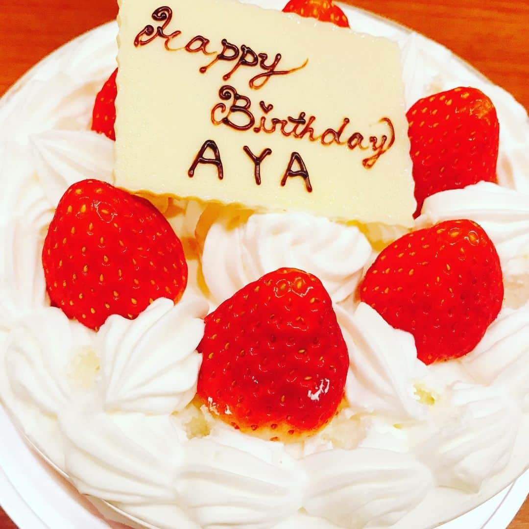 寺川綾さんのインスタグラム写真 - (寺川綾Instagram)「お誕生日🎂 ケーキやお花、そしてキムチまで🤩この年齢になってもこうしてお祝いしていただき、有り難くそしてとっても幸せです🥰 年齢を重ねても、常にチャレンジする気持ちを忘れず、そして周りの皆さんに感謝しながら前に進んでいきたいです✨ 環境に、そして人に恵まれ幸せな人生を歩ませていただいております🙏 ありがとうございます💐 #35歳 #人に感謝 #環境に感謝 #幸せなお誕生日 #ありがとうございます💕  #きださんと野村先生がどうやっても写真に入りませんでした😭ごめんなさい😩」11月16日 16時12分 - terakawaaya_official