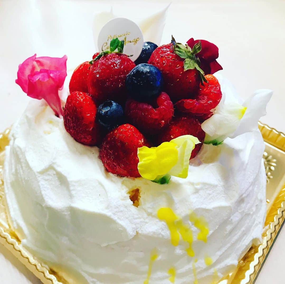 寺川綾さんのインスタグラム写真 - (寺川綾Instagram)「お誕生日🎂 ケーキやお花、そしてキムチまで🤩この年齢になってもこうしてお祝いしていただき、有り難くそしてとっても幸せです🥰 年齢を重ねても、常にチャレンジする気持ちを忘れず、そして周りの皆さんに感謝しながら前に進んでいきたいです✨ 環境に、そして人に恵まれ幸せな人生を歩ませていただいております🙏 ありがとうございます💐 #35歳 #人に感謝 #環境に感謝 #幸せなお誕生日 #ありがとうございます💕  #きださんと野村先生がどうやっても写真に入りませんでした😭ごめんなさい😩」11月16日 16時12分 - terakawaaya_official