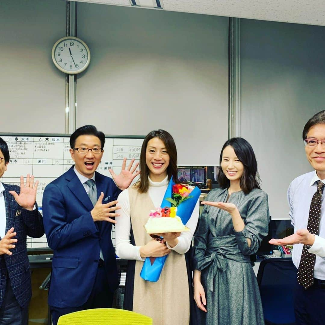 寺川綾さんのインスタグラム写真 - (寺川綾Instagram)「お誕生日🎂 ケーキやお花、そしてキムチまで🤩この年齢になってもこうしてお祝いしていただき、有り難くそしてとっても幸せです🥰 年齢を重ねても、常にチャレンジする気持ちを忘れず、そして周りの皆さんに感謝しながら前に進んでいきたいです✨ 環境に、そして人に恵まれ幸せな人生を歩ませていただいております🙏 ありがとうございます💐 #35歳 #人に感謝 #環境に感謝 #幸せなお誕生日 #ありがとうございます💕  #きださんと野村先生がどうやっても写真に入りませんでした😭ごめんなさい😩」11月16日 16時12分 - terakawaaya_official