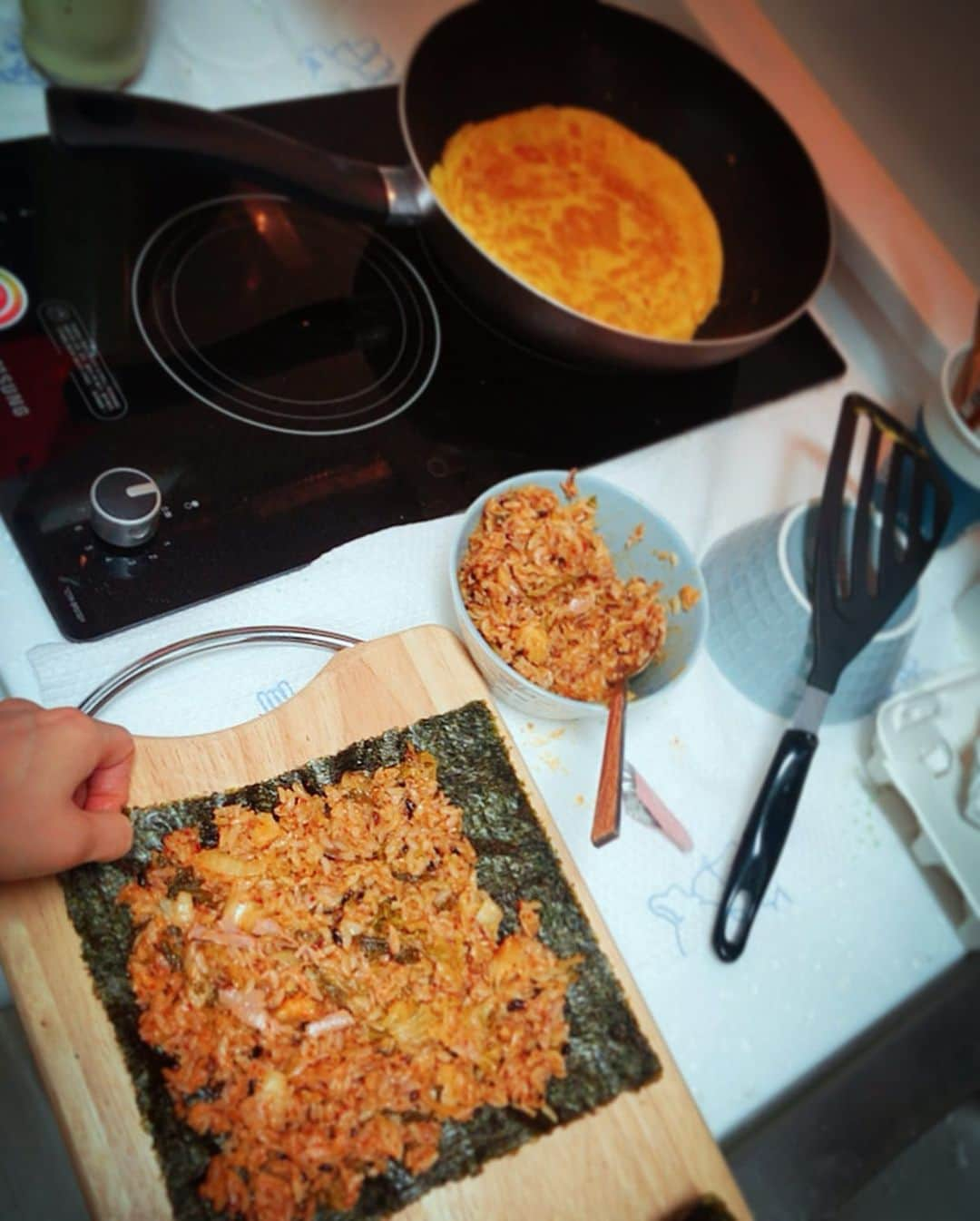 リンジさんのインスタグラム写真 - (リンジInstagram)「노란이불 덮고있는 #빼빼김밥 뒤늦은 빼빼로데이🥳자축중🍙🥢#빼빼로데이#빼빼로김밥#린쉐프#madebyme 🙋 #cooking#김밥#11월11일#delicious」11月16日 16時13分 - linzy_minji