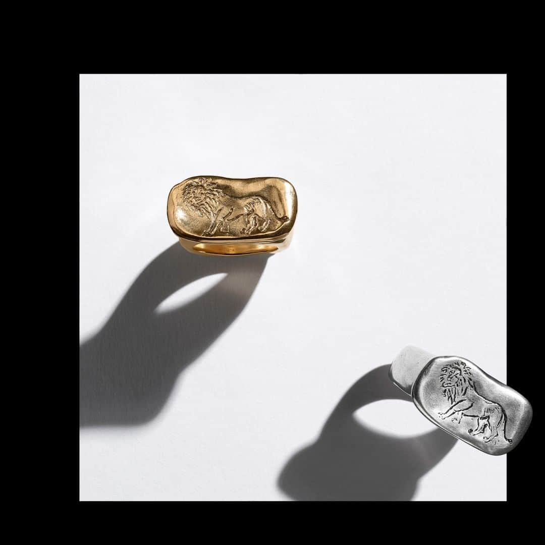 グーセンス パリのインスタグラム：「Lion signet rings from the GOOSSENS X HARUMI KLOSSOWSKA DE ROLA collaboration . #📸 by @saillantolivier . . #goossens #harumiklossowskaderola #lion #signetring #jewels #brass #yellow #white #gold」