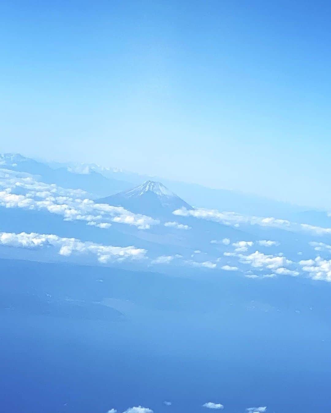 木嶋真優さんのインスタグラム写真 - (木嶋真優Instagram)「広州🇨🇳のネオンには毎回 すごいなーと思うけど 帰り道飛行機から見えた ☁️にかかった真っ青の富士山🗻 を見て(2枚目) ほっとしました。 私日本人だなあ😌😌😌 #mountfuji #onthesky #対照的だね」11月16日 16時18分 - mayukishima