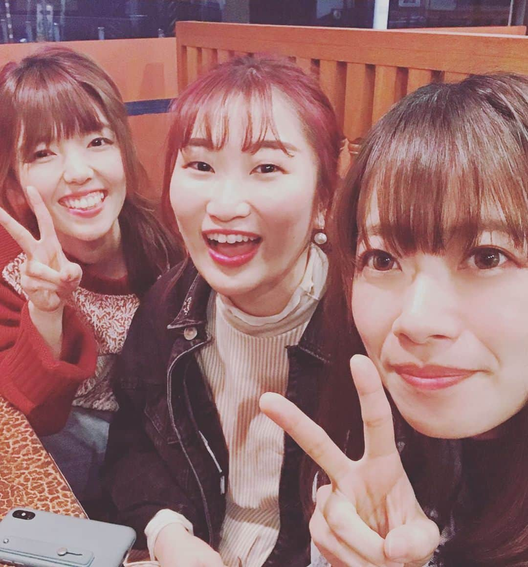 井上侑さんのインスタグラム写真 - (井上侑Instagram)「昨夜は、はじめましての 方南町 Mboxxにて、「OUTBACK Livers vol.3」 お越し下さった皆さま、久々の楽天ライブ配信をご覧下さった皆さま、ありがとうございました😊 なんだか久しぶりのライブ、生きる喜びをありがとう。 お写真撮り忘れておりまして、恩師にいただいたお花と、深夜のステーキ屋さんで幸せいっぱいの三姉妹⁉︎🥩💫梅ちゃん、ひぃちゃんと☺️ 今まで食べたステーキの中で、1番美味しかったです。 今まで食べたハンバーグの中で1番は、やっぱり静岡のさわやかです。 さて、次のライブは静岡📻 ライブありコントありコラボありのミドラン冬の訪れ文化祭！ご来場、こころよりお待ちしております！！！ 2019年 11月30日（土） K-mix Midnight Rendez－vous “ミドラン”冬の訪れ文化祭 ［場所］ K-mix 1F space-K（浜松市中区常盤町） ［時間］ 開場 14:00/ 開演 14:30　(終演予定 19:30） ［料金］ 4,800円（税込・全席自由）　※当日券5,300円（税込）※入場はチケット整理番号順 ※未就学児入場不可（幼児同伴も不可）／小学生以上はチケット必要 ［出演］ 井上侑、劇団ペテカン（濱田龍司、四條久美子）、拝郷メイコ、京太朗と晴彦、岡田寝具、つだみさこ、オガワマユ （オープニング・アクト）Ritomo チケットぴあにて発売中！！！ 販売期間～2019/11/27(水) 23:59 ※予定枚数終了しだい発売終了となります。  https://www.k-mix.co.jp/191130-mr  #flowers #方南町 #live #liver #楽天ライブ」11月16日 16時28分 - yuinouehappy