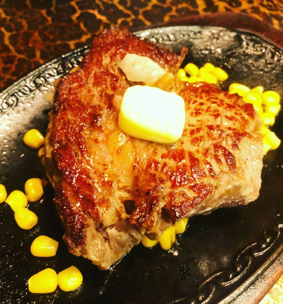 井上侑さんのインスタグラム写真 - (井上侑Instagram)「昨夜は、はじめましての 方南町 Mboxxにて、「OUTBACK Livers vol.3」 お越し下さった皆さま、久々の楽天ライブ配信をご覧下さった皆さま、ありがとうございました😊 なんだか久しぶりのライブ、生きる喜びをありがとう。 お写真撮り忘れておりまして、恩師にいただいたお花と、深夜のステーキ屋さんで幸せいっぱいの三姉妹⁉︎🥩💫梅ちゃん、ひぃちゃんと☺️ 今まで食べたステーキの中で、1番美味しかったです。 今まで食べたハンバーグの中で1番は、やっぱり静岡のさわやかです。 さて、次のライブは静岡📻 ライブありコントありコラボありのミドラン冬の訪れ文化祭！ご来場、こころよりお待ちしております！！！ 2019年 11月30日（土） K-mix Midnight Rendez－vous “ミドラン”冬の訪れ文化祭 ［場所］ K-mix 1F space-K（浜松市中区常盤町） ［時間］ 開場 14:00/ 開演 14:30　(終演予定 19:30） ［料金］ 4,800円（税込・全席自由）　※当日券5,300円（税込）※入場はチケット整理番号順 ※未就学児入場不可（幼児同伴も不可）／小学生以上はチケット必要 ［出演］ 井上侑、劇団ペテカン（濱田龍司、四條久美子）、拝郷メイコ、京太朗と晴彦、岡田寝具、つだみさこ、オガワマユ （オープニング・アクト）Ritomo チケットぴあにて発売中！！！ 販売期間～2019/11/27(水) 23:59 ※予定枚数終了しだい発売終了となります。  https://www.k-mix.co.jp/191130-mr  #flowers #方南町 #live #liver #楽天ライブ」11月16日 16時28分 - yuinouehappy