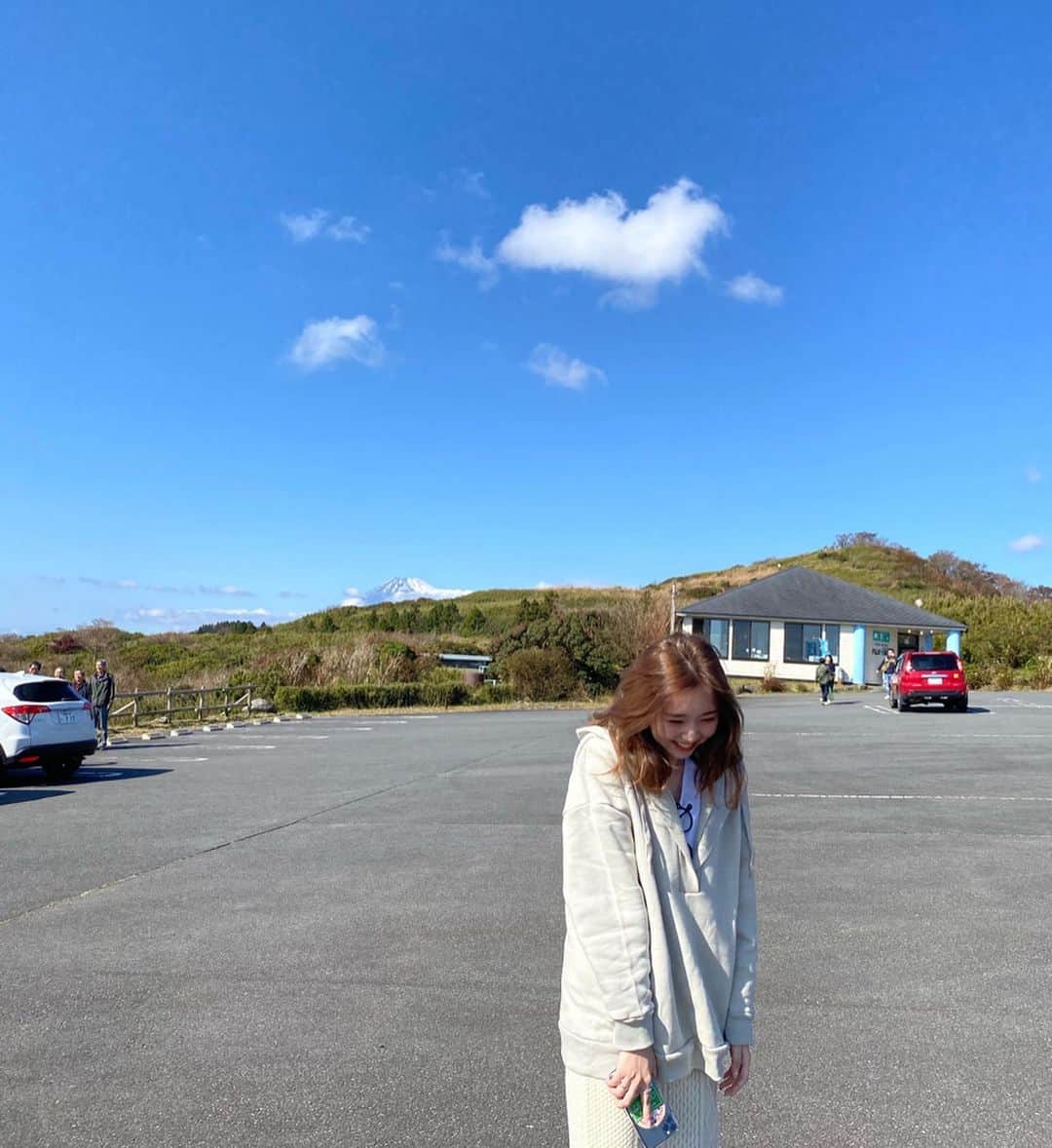 江野沢愛美さんのインスタグラム写真 - (江野沢愛美Instagram)「真っ青と富士山with 私服紹介 tops @clane_official  skirt @cotorica.official  どっちも新しいしどっちもお気に入りすぎるもの。 こうみるとわたしって本当にでこっぱちやな〜」11月16日 16時42分 - enosawa_manami