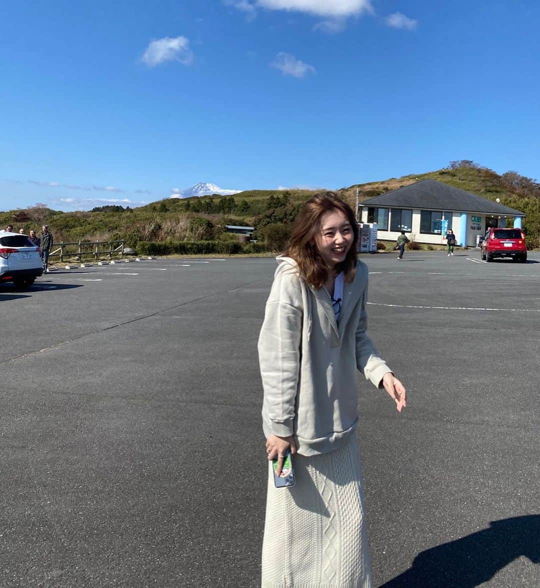 江野沢愛美さんのインスタグラム写真 - (江野沢愛美Instagram)「真っ青と富士山with 私服紹介 tops @clane_official  skirt @cotorica.official  どっちも新しいしどっちもお気に入りすぎるもの。 こうみるとわたしって本当にでこっぱちやな〜」11月16日 16時42分 - enosawa_manami