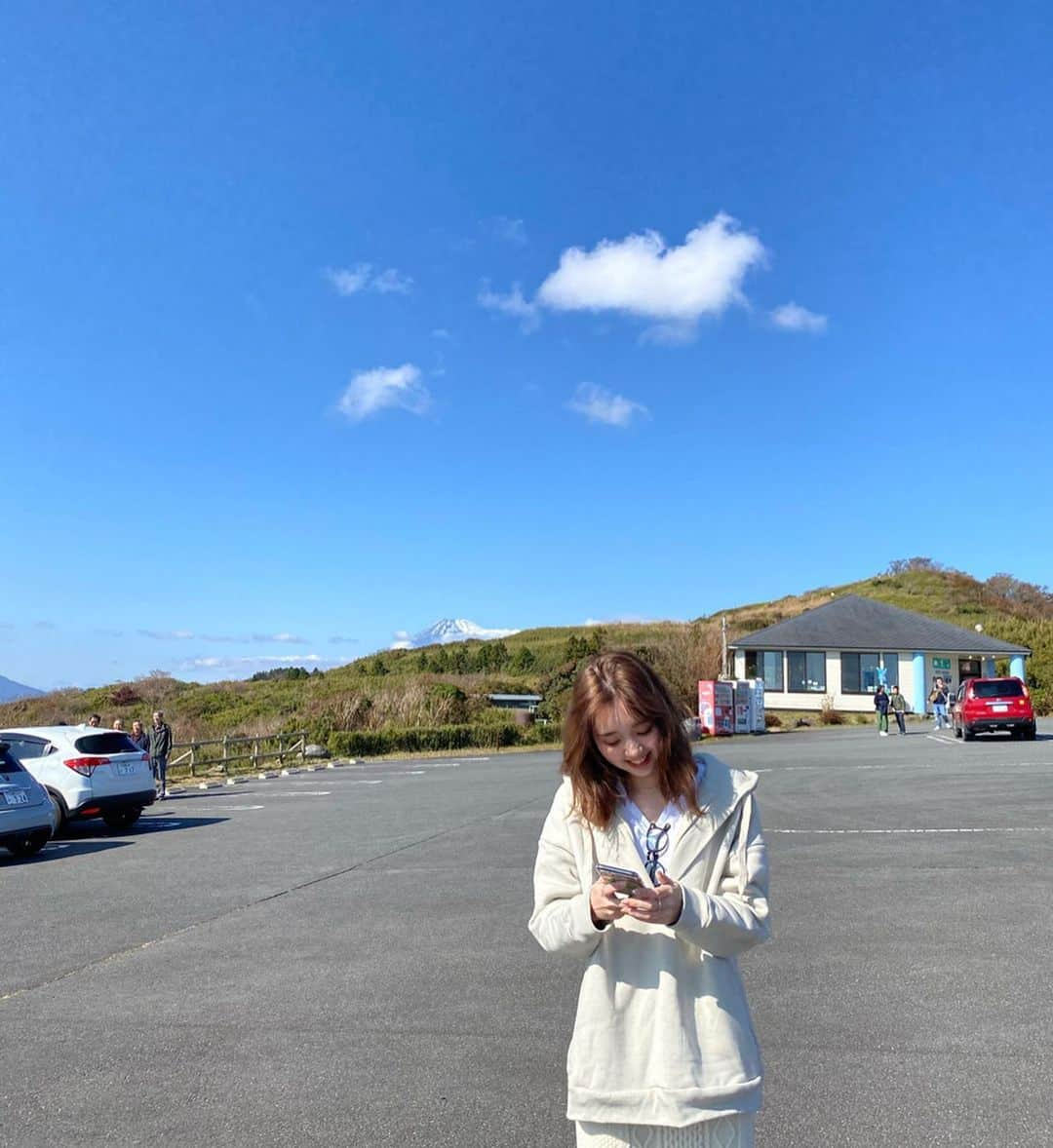 江野沢愛美さんのインスタグラム写真 - (江野沢愛美Instagram)「真っ青と富士山with 私服紹介 tops @clane_official  skirt @cotorica.official  どっちも新しいしどっちもお気に入りすぎるもの。 こうみるとわたしって本当にでこっぱちやな〜」11月16日 16時42分 - enosawa_manami