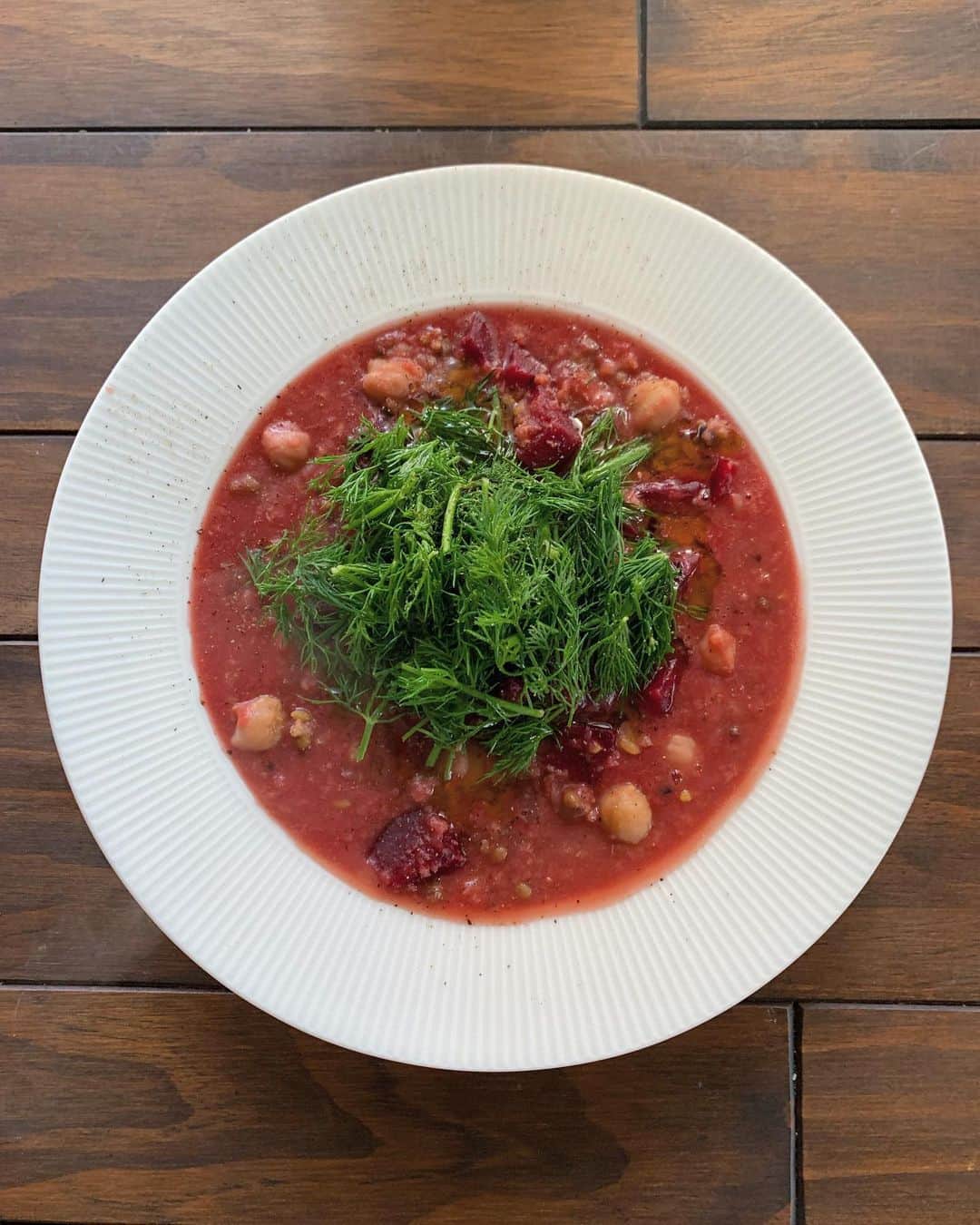 のインスタグラム：「#Relationship with Food.  突然ですが、あなたは食との付き合い方について考えたことはありますか？また、ご自身の食事との関係性について満足していますか？  食生活を楽しめていない、食欲をコントロールできない、適量が分からない、食欲がない、食に興味がない、偏った食事ばかり食べてしまう、本当に正しい食事が分からない、どれだけ心掛けても思い通りの体型や体調にならない…など感じたことはありませんか？ 現在は、飽食の時代ならぬ崩食の時代といわれ、本来の食事の意味が忘れ去られてしまっているのではないでしょうか？  その中でも一番私が着目したいのは、外食ではなくお家でのご飯です。日本人ならハレとケをご存知でしょうか？ざっくりいうとハレとは非日常、ケとは日常を指します。ハレの食事を外食、豪華な食事、飲酒など…とすると、ケの食事とは、どんな食事でしょうか？  私は、このケの食事に対して今一度、考える必要があると思っています。なぜならば、この日常的に食べている食事が、そもそも身体を壊すものを選択している人が多いように感じるからです。  不健康と自覚しながらも不健康な飲食をしている人は、自らの意志でその食生活を選び、自身でコントロールする方法を何か持っている人が多いので、私が言及できることでもないのですが、  健康になりたいと少しでも思っていて、意識を持って選択しているのに、根本的にそれが間違っていて、結果的に望む方向に辿りつかない。その矛盾が私はどうしても悔やまれるのです。痩せたいけど、健康になりたいけど、変われない…本質や根本的な知恵を理解しないまま、努力と結果が結びつかない人が多く、それがとても悔しい。わたしもその中の1人でした。この解離が起こってしまうのも無理がない世の中の構造があるからです。また、健康というキーワードを使った詐欺が多すぎると思うのです。  気づき始める人が増えてきました。あれ？何かおかしいな？これ続けてて大丈夫かな？結果が出ないな？結局何が一番いいのかな…？と。  どんどん"健康になるモノ"が流行りのように、凄い速度で動いていきますが、私達の身体の構造や本質的なメカニズムは、トレンドに合わせて七変化はしません。また、常に変動している私達が、何か決まったものだけを食べ飲みし続けるほど、不変なものでもないのです。  私達は、土地の気候、季節、年齢、体質があり、個性があるのです。それを知るのが生き方の知恵。生命の仕組み、メカニズムを知れば、健康になることへ対して"お金がない、時間がない…" という心配もありません。というよりも、そのような言い訳はできなくなります。  何か高額なドリンクやプロダクツを買ったり、することも必要なくなります。栄養補助食品、薬剤やサプリメント、薬…それは、自らの健康を誰かに丸投げしていることになるのです。自分自身を知ることや自分自身をコントロールすることを放棄してしまうことになるのです。  私達は、本来の能力や知恵を取り戻すことで、自らの意思で考え、選び、食品、食材そのもので補欠することができるのです。 世の中に出回る広告に左右され、便利さゆえの豊かさを失い、痩せる痩せない…などに振り回される文化の中で、私たちの食べ物との関係は本質からすっかり外れてしまいました。 食べ物、健康についての本、テレビ、雑誌などあらゆる情報、機能栄養をうたう食品が出回るようになりました。  私たちはどんな人でも最終的に自由や幸福を求めて生きていると思いますが、その道にたどり着く為には、本物、本質に目を向けなければなりません。人生の中で生まれてから死ぬまで、毎日欠かすことのできない「食」との関係性は、その道のりへ非常に深く影響しています。今の食生活に何かしらの疑問を持っている方は、今の思い込みや、今の行動を吟味するべきフェーズに来ているのではないでしょうか？何をやっても持続しない…結果が出にくい…と感じている方は、本質に気づいていないからかもしれません。本質的でないものは継続することができないのです。  12/4 (水) 19-21pm のイベントは、これらがテーマ。今まであまり批判的なことを言わなかったわたしも、食に対しては、少し熱くなってしまいます。本物や本質を求める意欲とオープンな心、成長への向上心、一般常識への疑問を持った人に来ていただきたくて企画しました。意識や意識のレベルは関係ありません。  物事の本質と自分自身の本当に求めているものに気づくことは、食生活だけでなく、人生のあらゆる側面へ恩恵を与えてくれるでしょう。その恩恵による調和は、私たちの暮らしに活力と平和をもたらすはずです。広告からの刷り込みや一般常識に流されるのは終わりにしましょう。なんとなくモノを買うことでやった気になるのではなく、知識や経験、体験をすることで、本当に良いもの、悪いものを選択する能力をつけ、自らの意思で選択していきましょう。  PS. 写真のキッチャリーは、とある日の私のお昼ご飯のキッチャリー(アーユルヴェーダのお粥)。私の中でのアーユルヴェーダ、そしてハレを楽しむためのケのお食事がキッチャリーです(はやくキッチャリーの作り方専門の講座をやりたいな) #ayurveda #アーユルヴェーダ #予防医学」