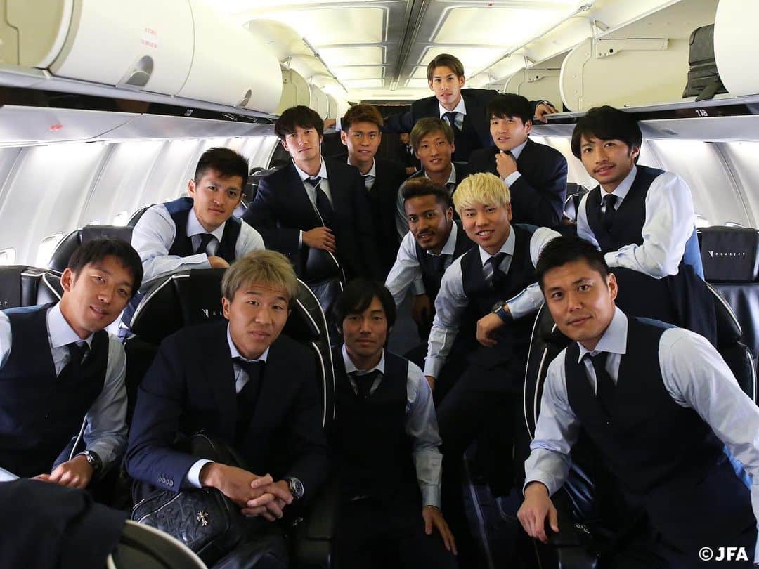 日本サッカー協会さんのインスタグラム写真 - (日本サッカー協会Instagram)「📸2019.11.15｜11/19に大阪で行われる#キリンチャレンジカップ2019 に向けて日本へ✈️ ・ #daihyo #SAMURAIBLUE #新しい景色を2022 #dunhill」11月16日 16時53分 - japanfootballassociation