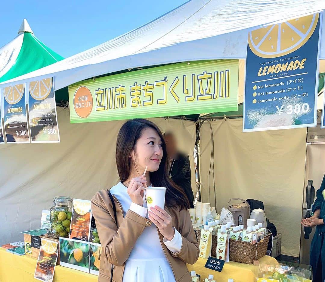 花田浩菜のインスタグラム：「今日はずっと行ってみたかった#豊洲市場 へお出かけ✨ 場外広場では#多摩の超文化祭 が今日まで開催されていて、たくさんの人で活気に溢れていました✨ @tamahatsu_official . . 多摩発のグルメや特産品の屋台でひしめき合っていて、お祭り気分が味わえてとっても楽しかった😍 多摩産の地酒の飲み比べができたり、たくさんの地ビールが売っていたり！私は飲めなくて悔しいけれど😂お酒好きの主人にもたまらぬコンテンツがたくさん😊 自然豊かな多摩地区ならではの食品やその場で食べられるグルメが売っていて、#マルシェ に来たようでいろいろ買っちゃいました😊❤️ . . 手に持っているのは#立川市 の立川とびしまレモンを使用したレモネード🍋❤️ 飲み歩き・食べ歩きを楽しめるだけでなく子供も楽しめるマス釣りの体験コーナーがあったり、ステージでは多摩エリアへ移住された方のお話が聞けたり、ご当地ヒーローショーなどもやっていて大人から子供まで楽しめました😊💕 . . 週末だけだと遠くまでいけないけれど、少し足を伸ばすだけで自然たっぷりで観光や温泉、豊かなグルメも楽しめる多摩の魅力を改めて感じられたなあ✨ . .  @tamahatsu_official #たま発  #tamahatsu  #PR  #豊洲市場 #多摩の魅力発信プロジェクト #家族でお出かけ #子連れでお出かけ #赤ちゃんのいる生活 #ママライフ #マタニティライフ #妊娠9ヶ月 #12月出産予定 #東京再発見 #豊洲 #happy #happydays」