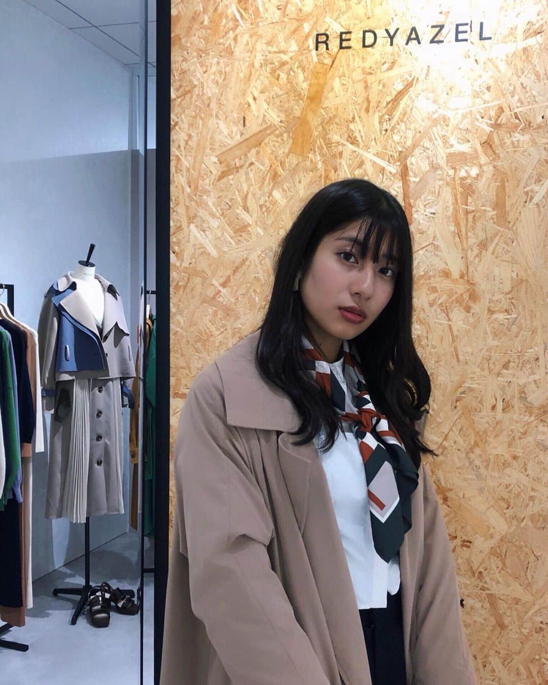 松岡那夏のインスタグラム：「BURNEDESTROSE展示会に行ってきました👗 . 写真のレディアゼルのセットアップオーダーしました〜 早く春になって着たいなあ💐 . . @redyazel @and.couture  @swingle_official  @willselection_official . . . #展示会#コーデ#2019ss#redyazel#andcouture#swingle#willselection」