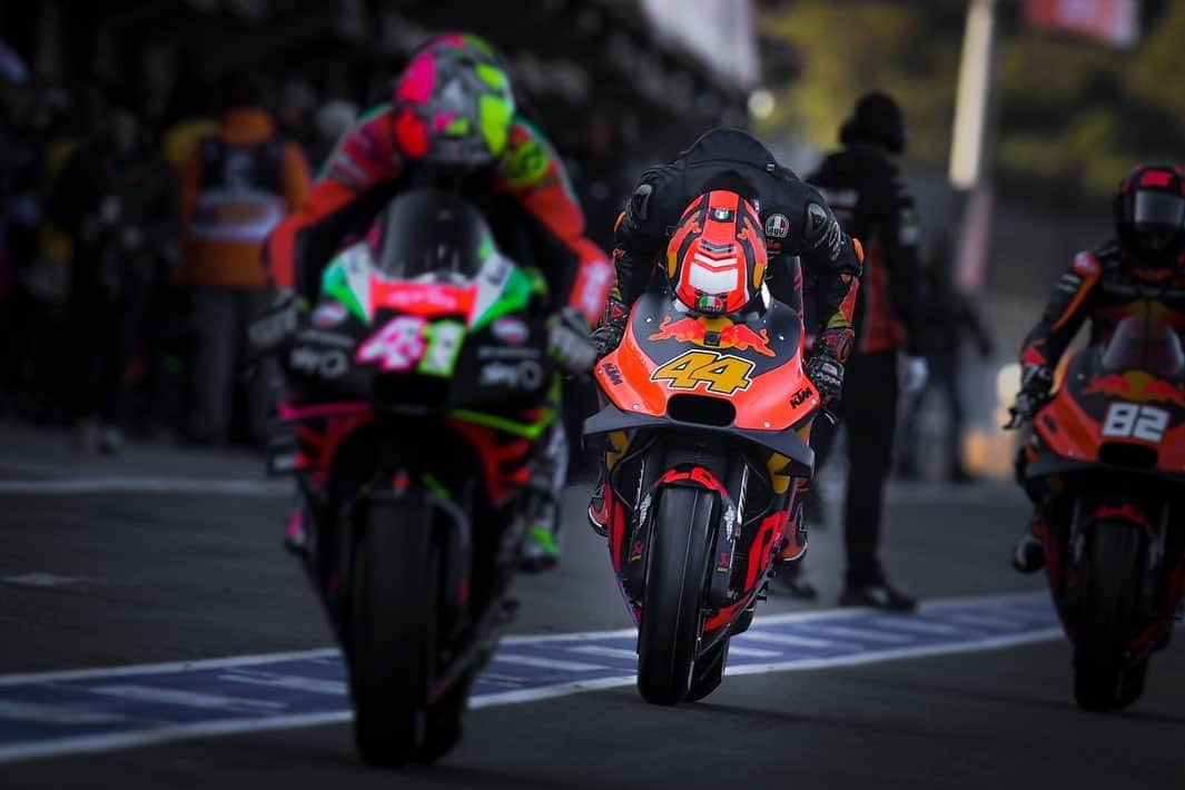 MotoGPさんのインスタグラム写真 - (MotoGPInstagram)「Out of the darkness and into the light 👀 // The war horses head out to battle for one last time in 2019 tomorrow ✊ #ValenciaGP #MotoGP #Motorcycle #Racing #Motorsport」11月17日 3時59分 - motogp