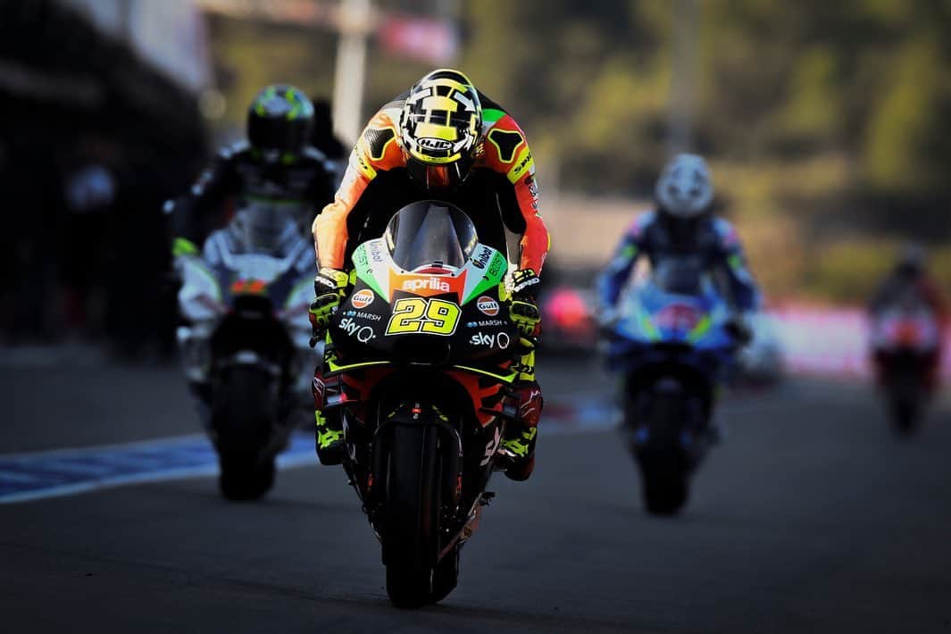 MotoGPさんのインスタグラム写真 - (MotoGPInstagram)「Out of the darkness and into the light 👀 // The war horses head out to battle for one last time in 2019 tomorrow ✊ #ValenciaGP #MotoGP #Motorcycle #Racing #Motorsport」11月17日 3時59分 - motogp