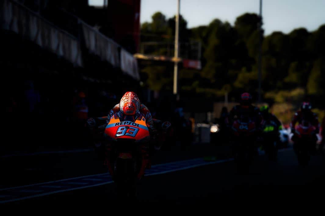 MotoGPさんのインスタグラム写真 - (MotoGPInstagram)「Out of the darkness and into the light 👀 // The war horses head out to battle for one last time in 2019 tomorrow ✊ #ValenciaGP #MotoGP #Motorcycle #Racing #Motorsport」11月17日 3時59分 - motogp