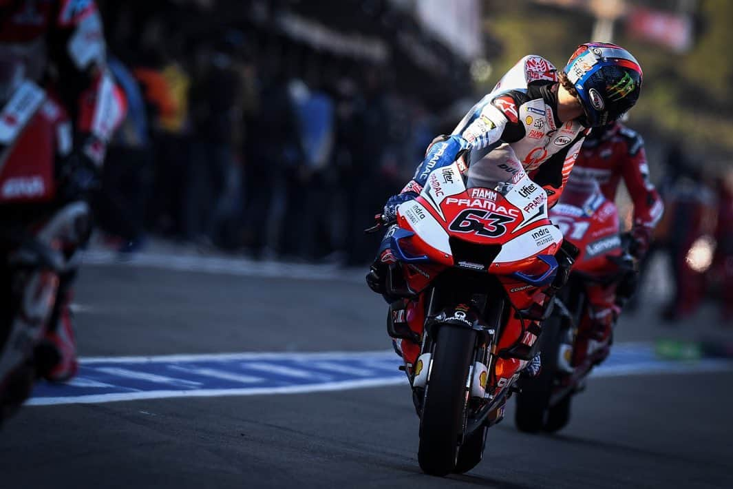 MotoGPさんのインスタグラム写真 - (MotoGPInstagram)「Out of the darkness and into the light 👀 // The war horses head out to battle for one last time in 2019 tomorrow ✊ #ValenciaGP #MotoGP #Motorcycle #Racing #Motorsport」11月17日 3時59分 - motogp