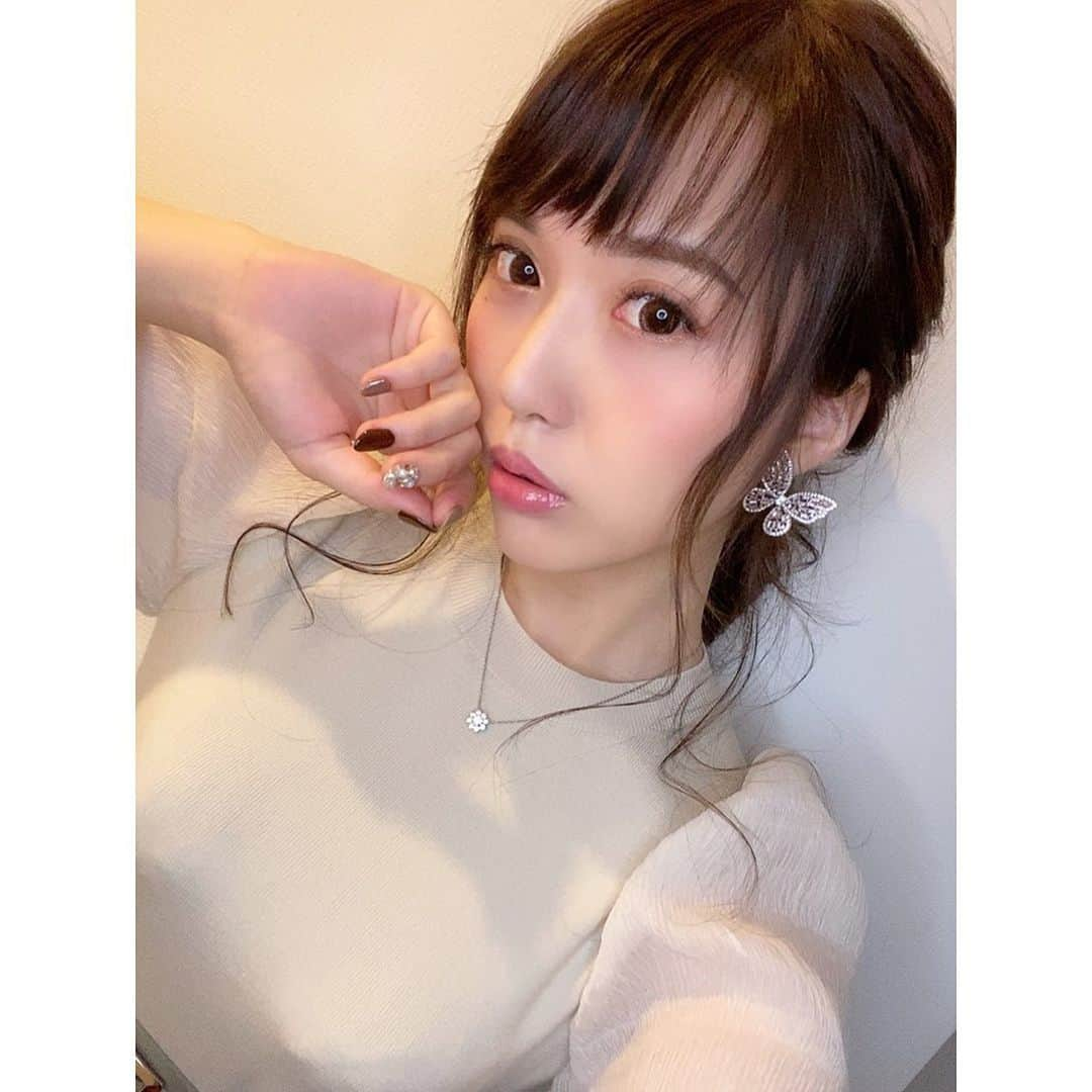 岡英里さんのインスタグラム写真 - (岡英里Instagram)「早速 #クリニーク の#チークポップパレット 早速使ってみたよ😉 . . 一色ずつ発色確認しつつ全部のせました😝 . . クリニークのチークは今回初めて使ったんだけど、発色が濃すぎず自然な血色になるからチーク苦手ちゃんでも使いやすいチークですね👌 . .  人気No.1のラベンダー カラー＜15 パンジー ポップ＞、即完売を記録した、幻の限定色バレリーナ ポップ、肌なじみ抜群な限定オレンジ カラーが入った「クール」。 . . ということで買ったんだけど、全部持ってない色あいだったから新鮮だし、買って正解でした☺️ . . オンラインではすでにsold outでした🤣よかったwww . . . 睡眠障害のせいでクマが凄い上に顔疲れすぎてるwww . . #チークポップ #可愛い #かわいい #血色感アップ #自然 #発色 #good #ナチュラル #綺麗 #綺麗め #ブルベ #アラサー #アラサー女子 #コスメ #コスメ好きさんと繋がりたい #コスメ好き #クリスマスコフレ #クリスマスコフレ2019 #限定品 #soldout #selfie #japapnese #instagood」11月17日 2時24分 - okaeri0424