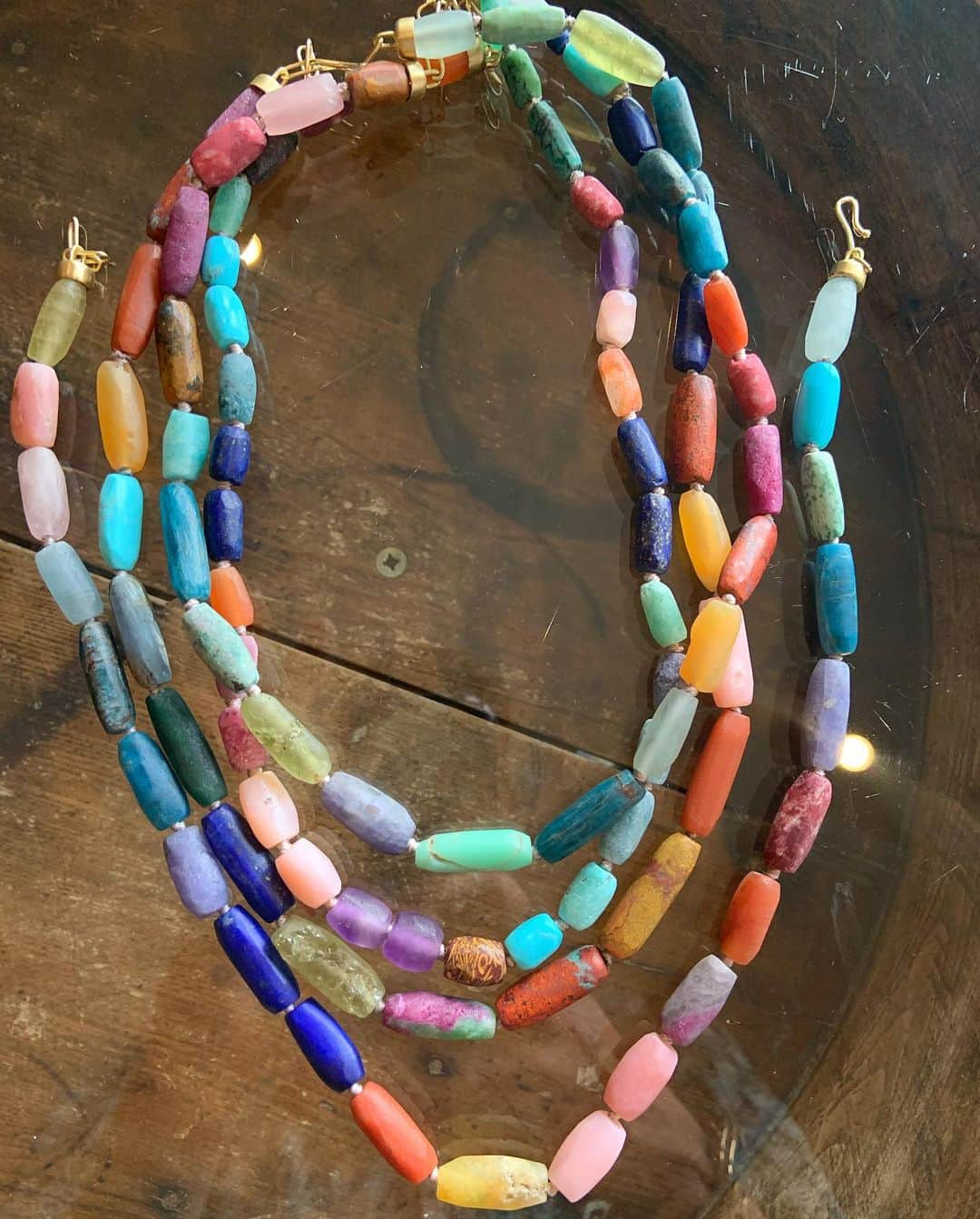 のインスタグラム：「Only the best 18k gold finishings for these honed gemstone beauties. 💎🌈🍬 #rawbeauty #uniquegemstones #eleganthippy #rawruby #prhenite #thulite #pinkopal #lapis #amethyst #jasper #iolite #turquoise #chrysoprase #carnelian #apetite #rosequartz’」