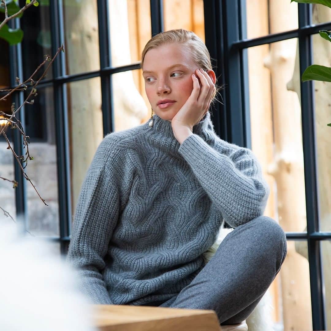 Johnstonsさんのインスタグラム写真 - (JohnstonsInstagram)「Luxuriously soft and sophisticated. Our cable & rib cashmere jumper showcases our expertise in creating beautiful textures and our craftsmanship in the latest knitting techniques. . . #johnstonsofelgin #johnstons #cashmerejumper #cashmeresweater #cablesweater #britishfashion #slowfashion #effortlessstyle #effortlessfashion #madeinscotland」11月17日 2時25分 - johnstonsofelgin